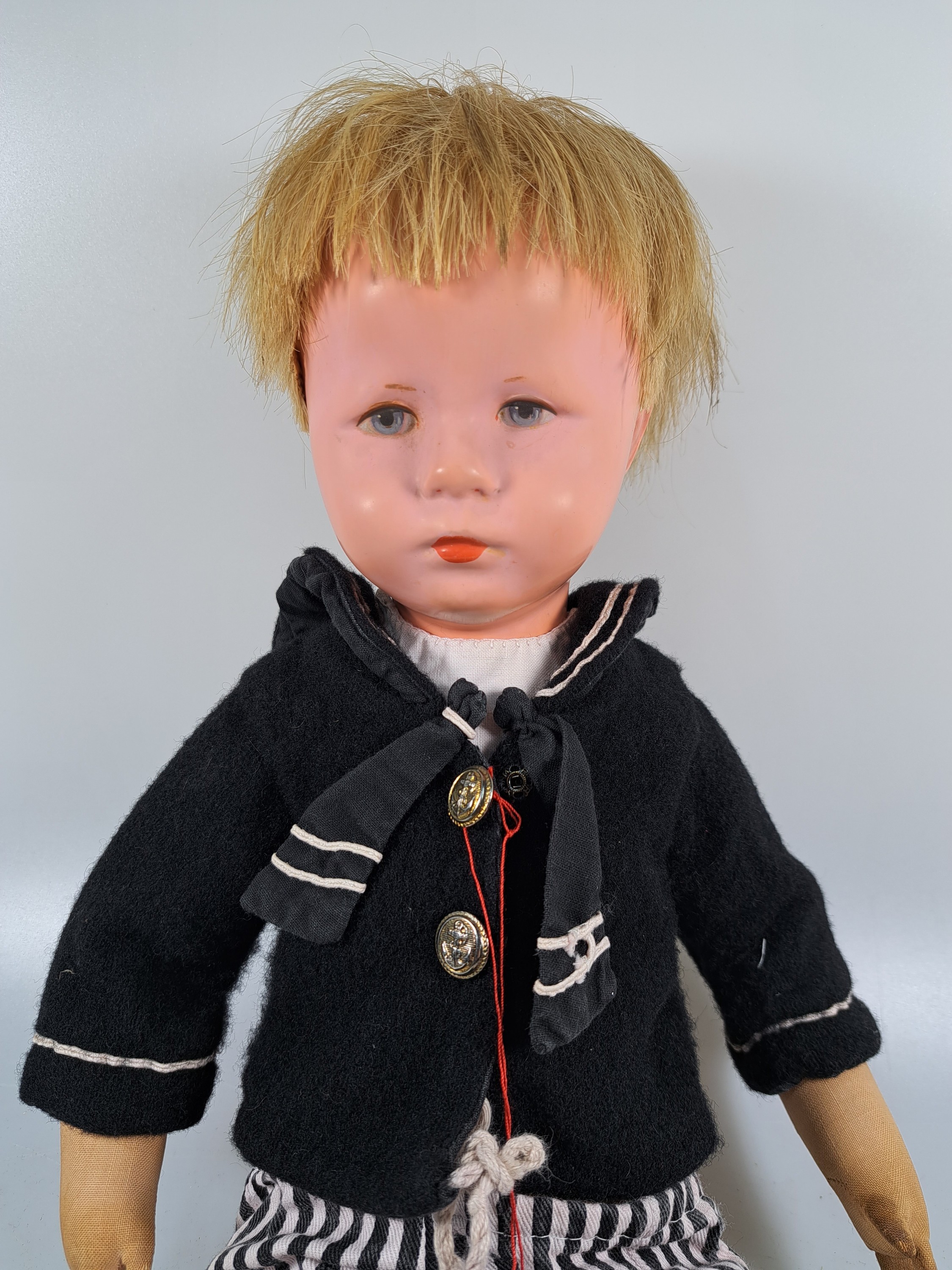 Detail i: Zwei Käthe Kruse-Puppen, wohl 40/50er Jahre, Echthaarperücken, Junge und Mädchen, Textilkörper gestopft, am Fuß undeutlich nummeriert, ...
