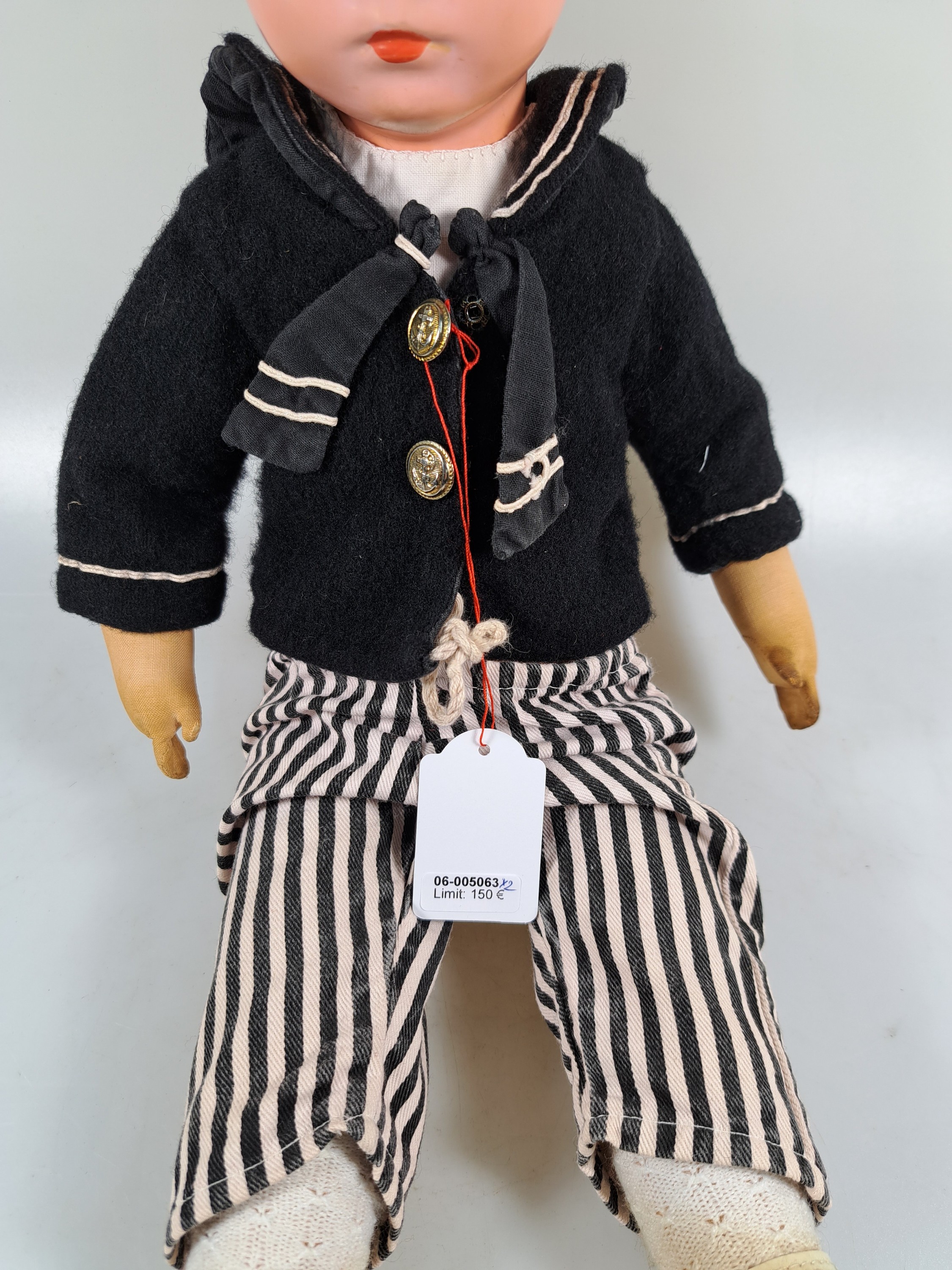 Detail j: Zwei Käthe Kruse-Puppen, wohl 40/50er Jahre, Echthaarperücken, Junge und Mädchen, Textilkörper gestopft, am Fuß undeutlich nummeriert, ...