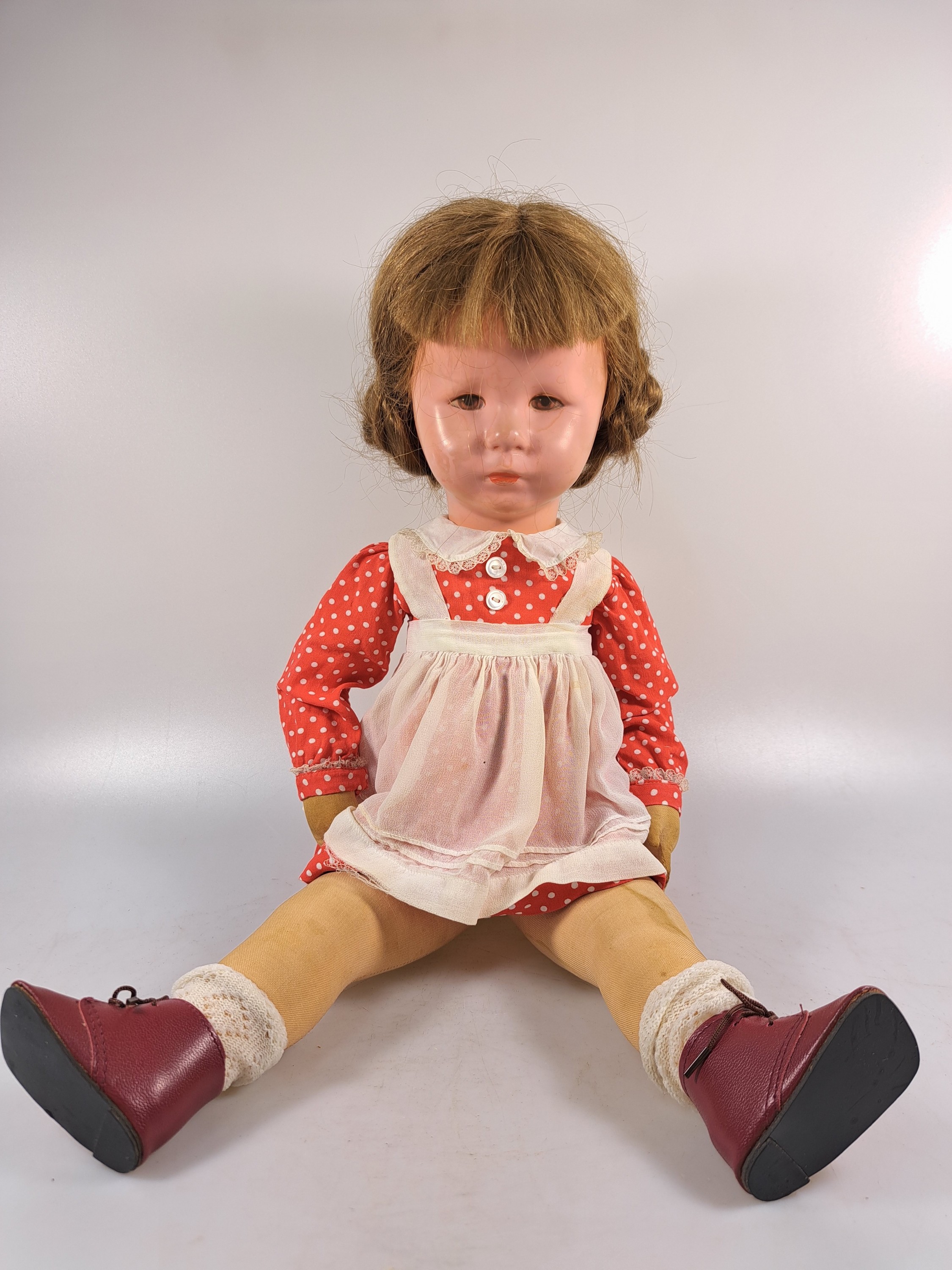 Detail k: Zwei Käthe Kruse-Puppen, wohl 40/50er Jahre, Echthaarperücken, Junge und Mädchen, Textilkörper gestopft, am Fuß undeutlich nummeriert, ...