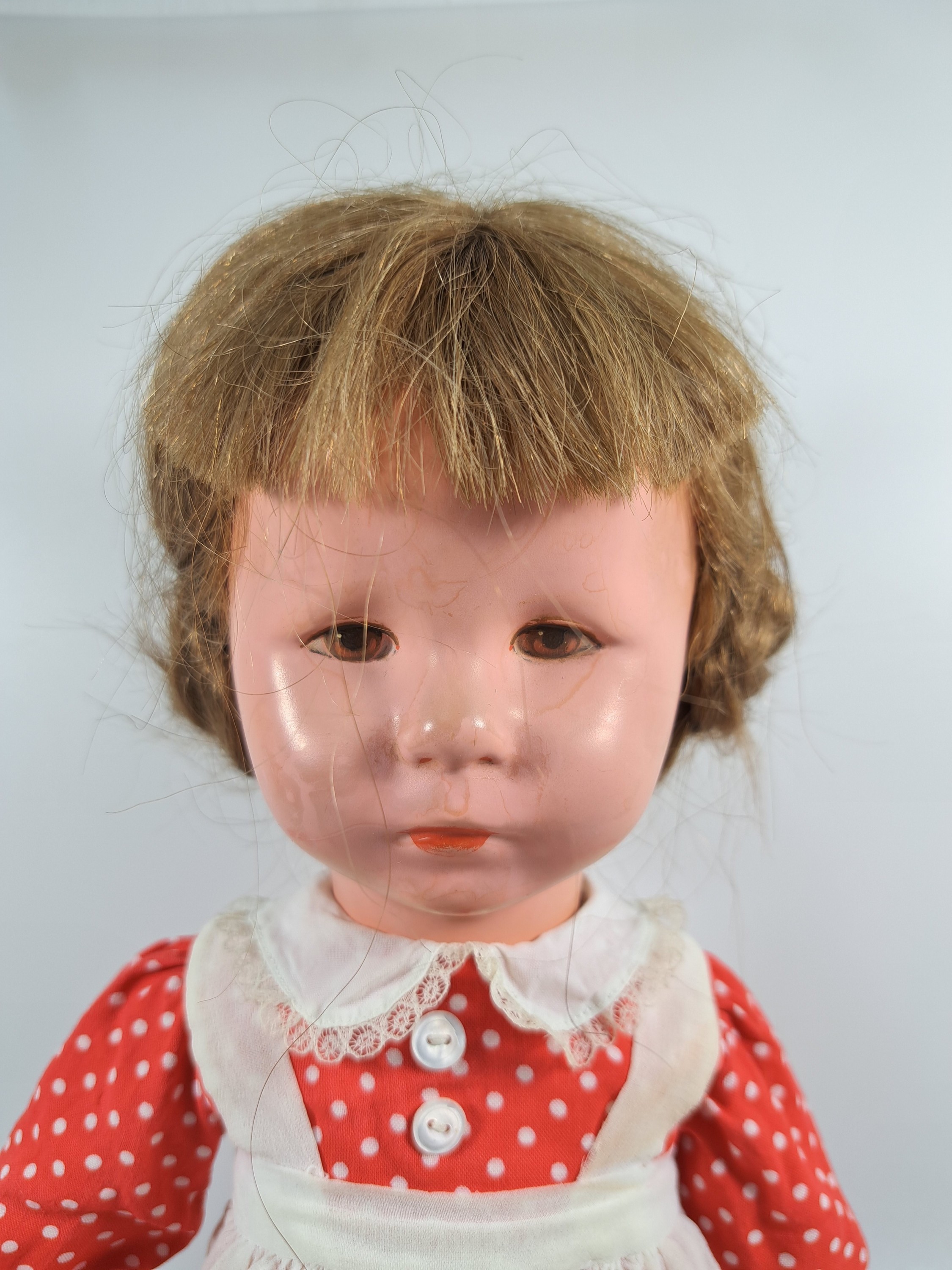 Detail l: Zwei Käthe Kruse-Puppen, wohl 40/50er Jahre, Echthaarperücken, Junge und Mädchen, Textilkörper gestopft, am Fuß undeutlich nummeriert, ...