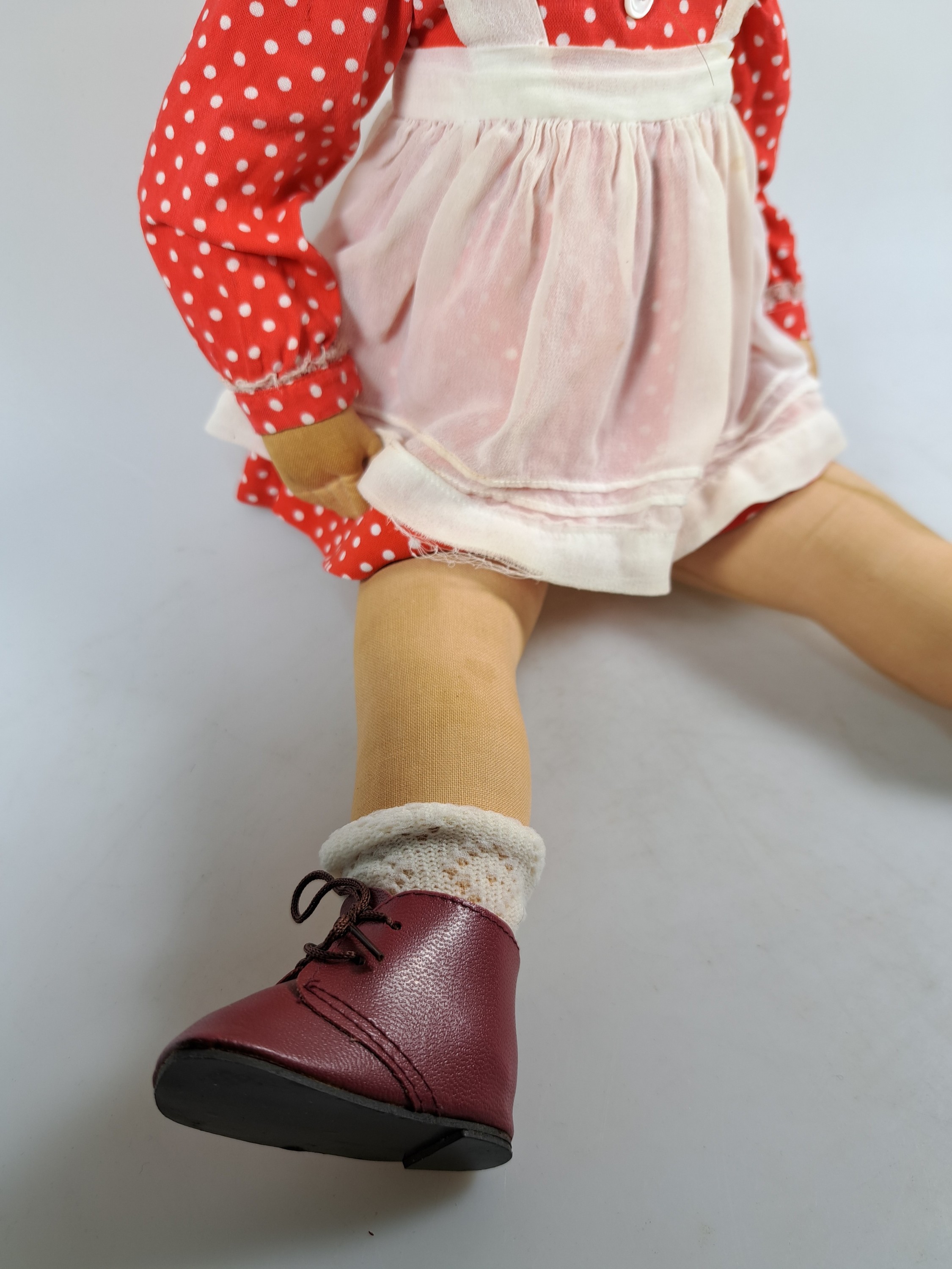 Detail m: Zwei Käthe Kruse-Puppen, wohl 40/50er Jahre, Echthaarperücken, Junge und Mädchen, Textilkörper gestopft, am Fuß undeutlich nummeriert, ...