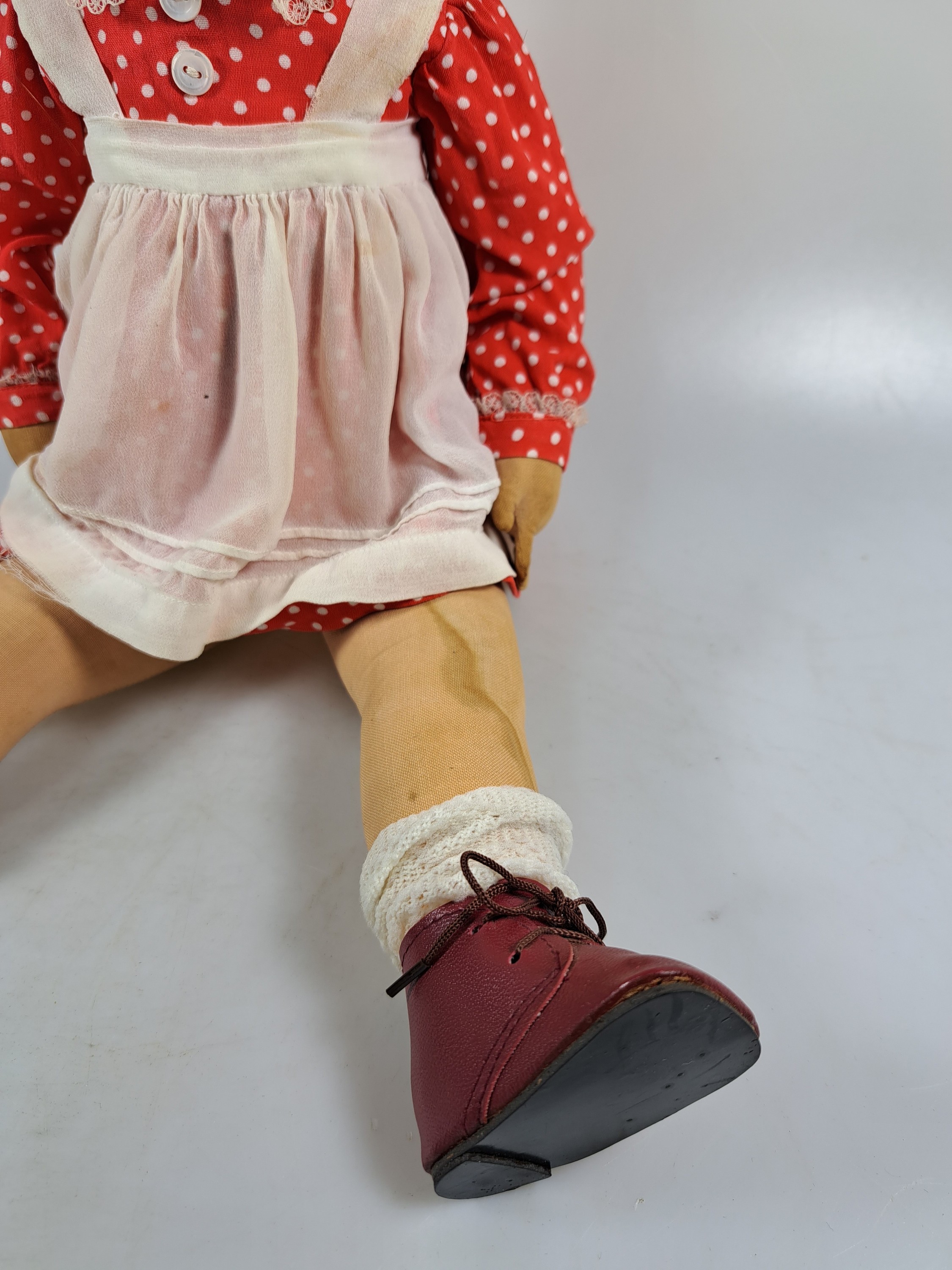 Detail n: Zwei Käthe Kruse-Puppen, wohl 40/50er Jahre, Echthaarperücken, Junge und Mädchen, Textilkörper gestopft, am Fuß undeutlich nummeriert, ...