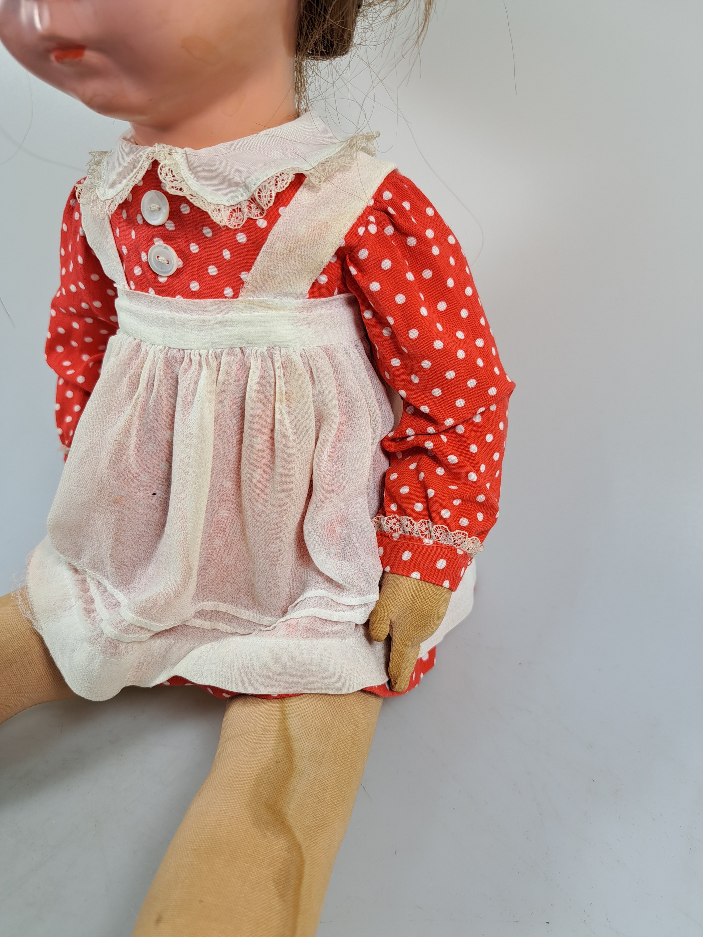 Detail o: Zwei Käthe Kruse-Puppen, wohl 40/50er Jahre, Echthaarperücken, Junge und Mädchen, Textilkörper gestopft, am Fuß undeutlich nummeriert, ...