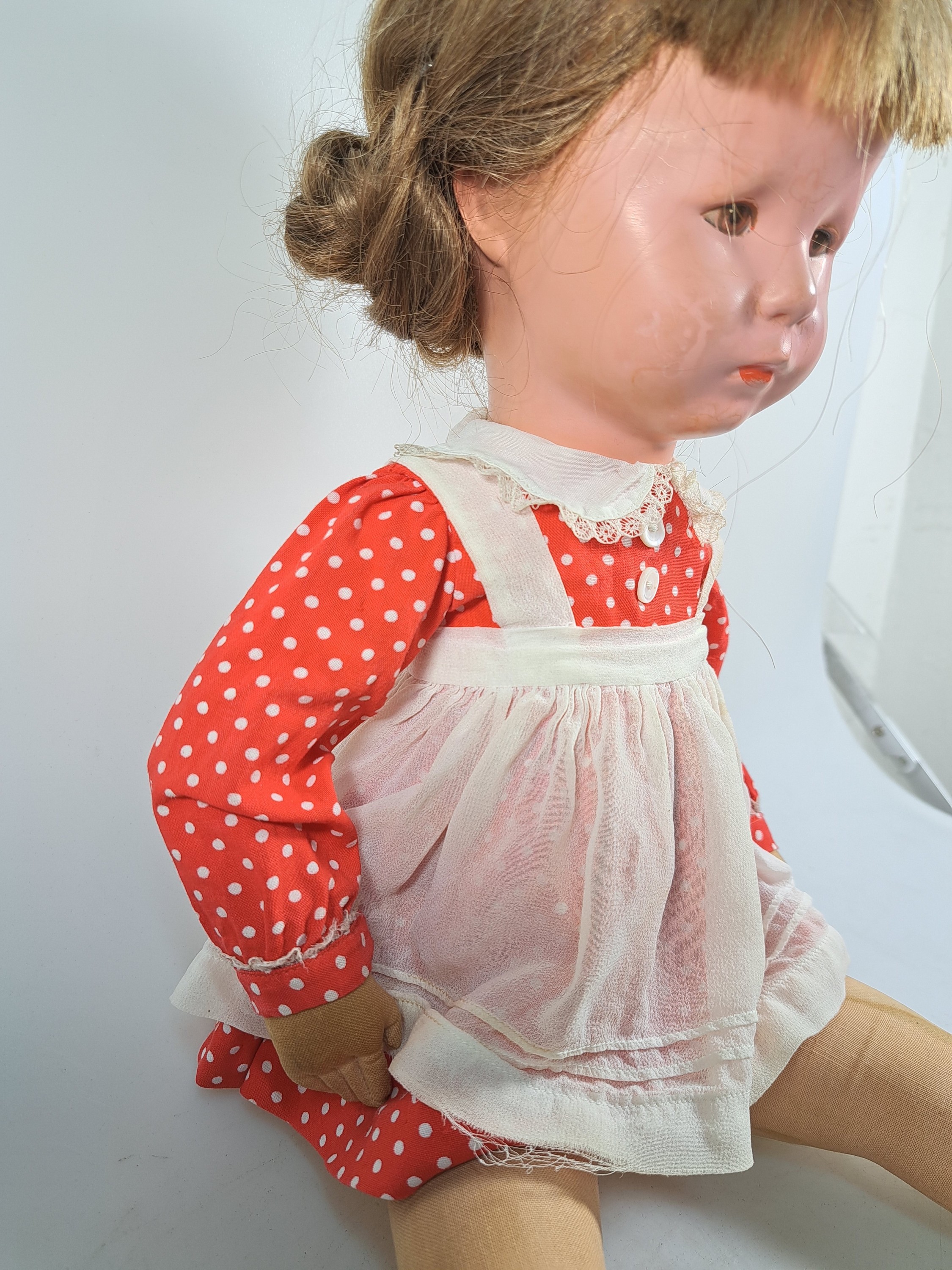 Detail p: Zwei Käthe Kruse-Puppen, wohl 40/50er Jahre, Echthaarperücken, Junge und Mädchen, Textilkörper gestopft, am Fuß undeutlich nummeriert, ...