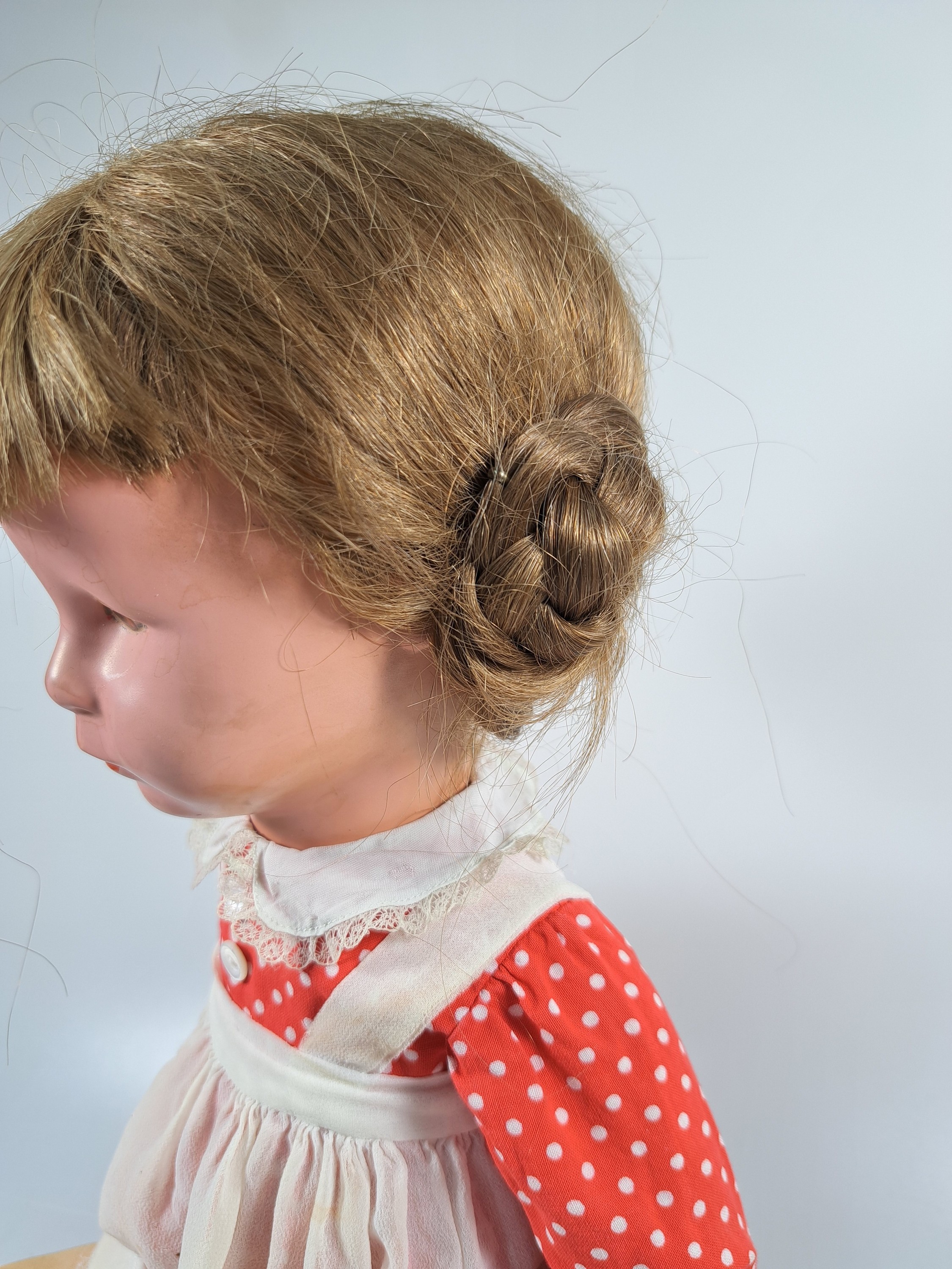 Detail r: Zwei Käthe Kruse-Puppen, wohl 40/50er Jahre, Echthaarperücken, Junge und Mädchen, Textilkörper gestopft, am Fuß undeutlich nummeriert, ...