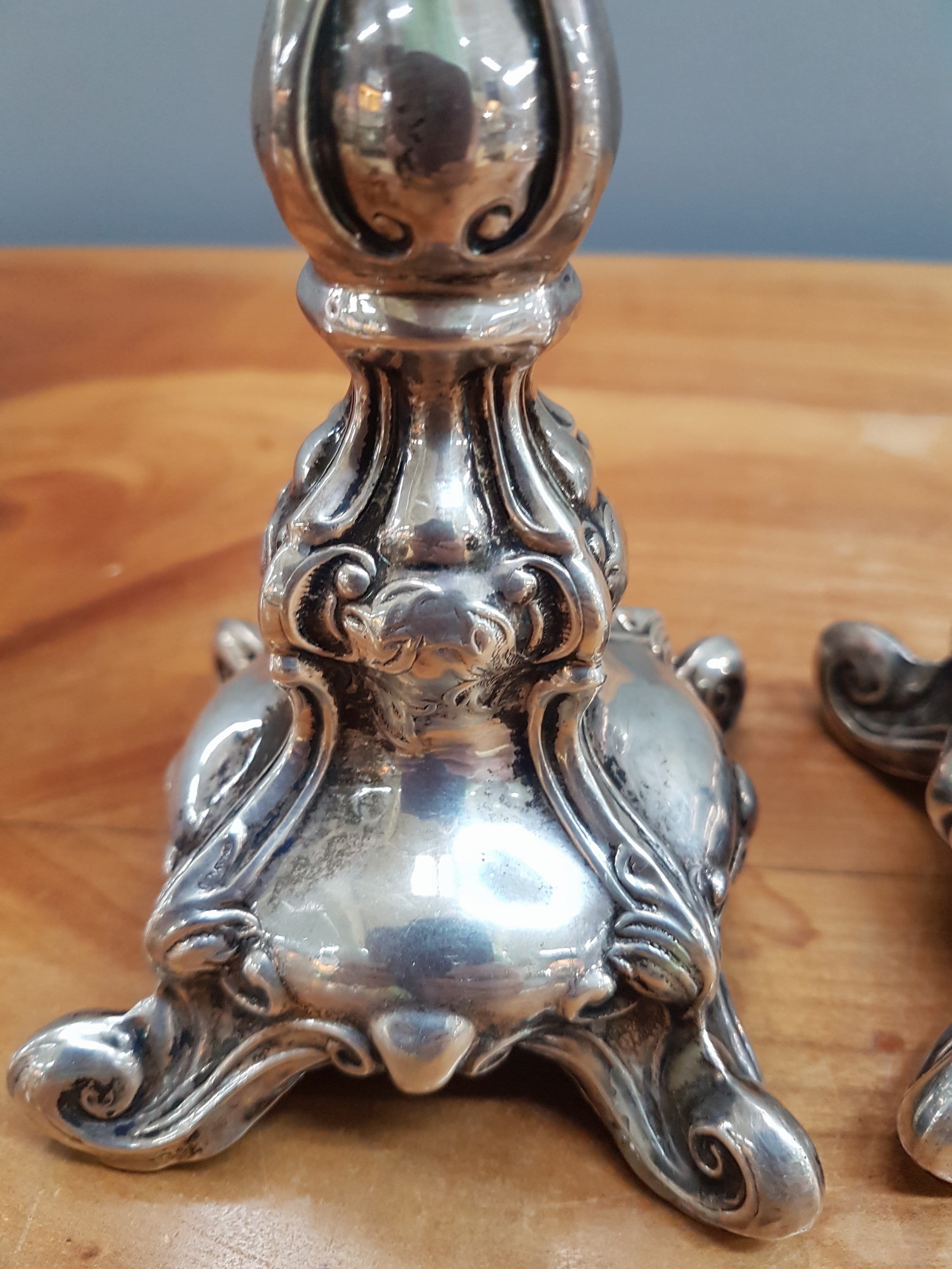 Detail b: Paar Kerzenleuchter, Barockstil, 20. Jh., Silber geprüft, ca. 300 g, H. ca. 21 cm, verschmutzt, Gebr.-spuren
