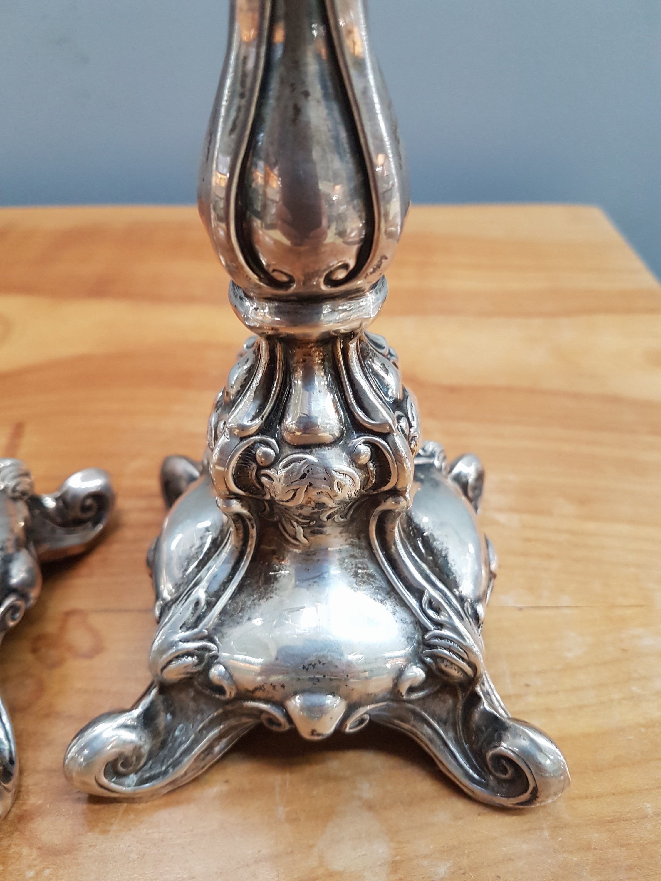 Detail c: Paar Kerzenleuchter, Barockstil, 20. Jh., Silber geprüft, ca. 300 g, H. ca. 21 cm, verschmutzt, Gebr.-spuren