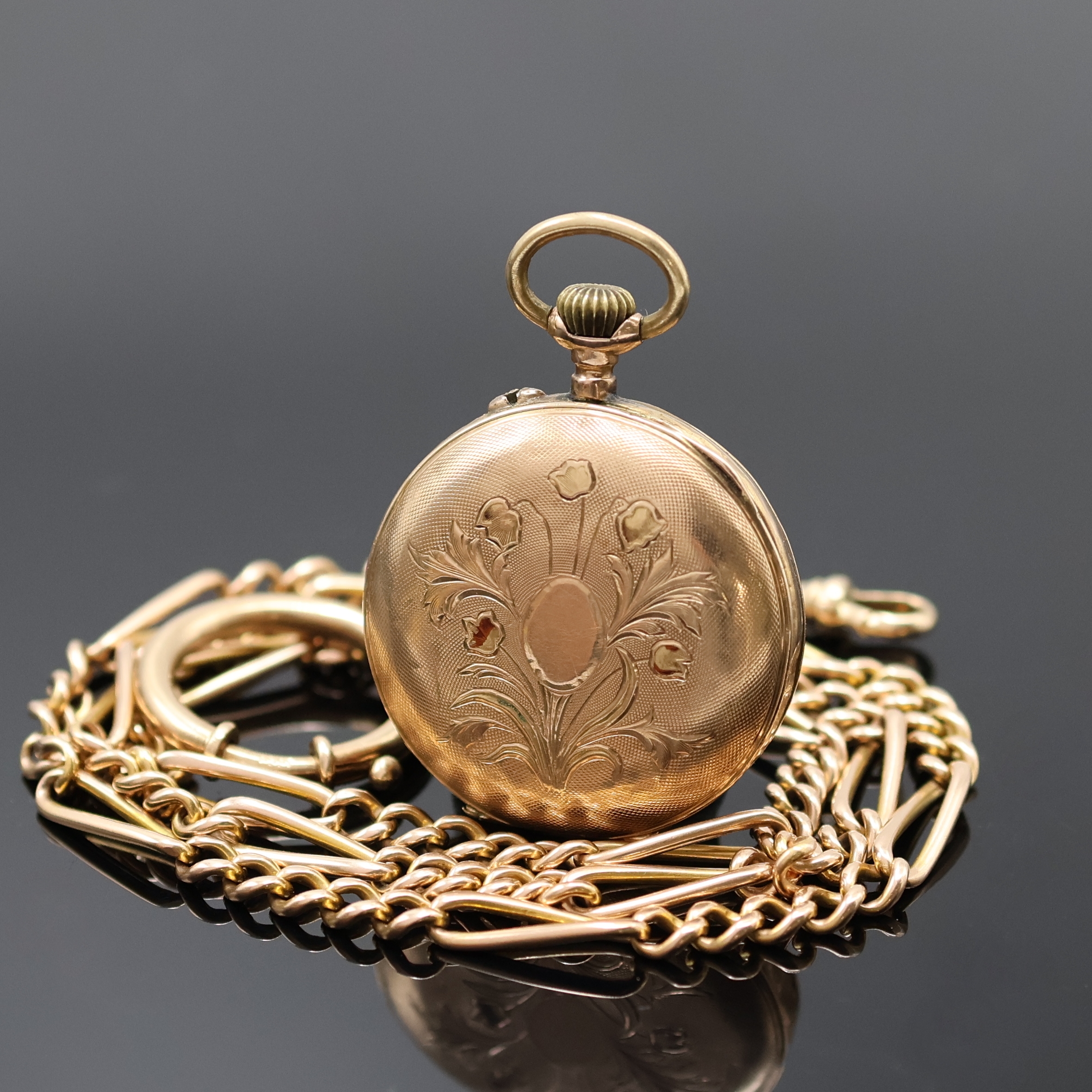 Detail a: Offene Damentaschenuhr mit Kette in RoseG 585/000, Schweiz um 1900, Geh. dell., Rückdeckel floral grav., Metallcuvette, Emailzifferbl. m. röm. ...