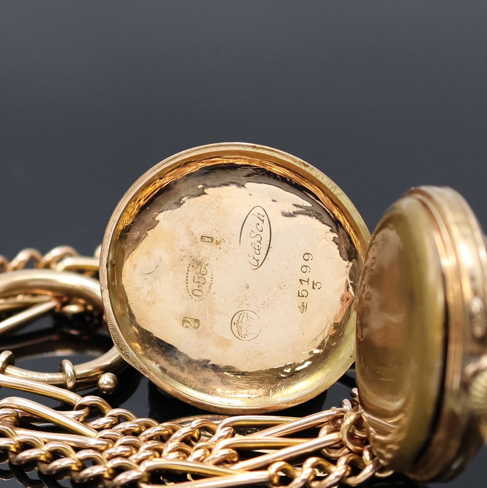 Detail b: Offene Damentaschenuhr mit Kette in RoseG 585/000, Schweiz um 1900, Geh. dell., Rückdeckel floral grav., Metallcuvette, Emailzifferbl. m. röm. ...