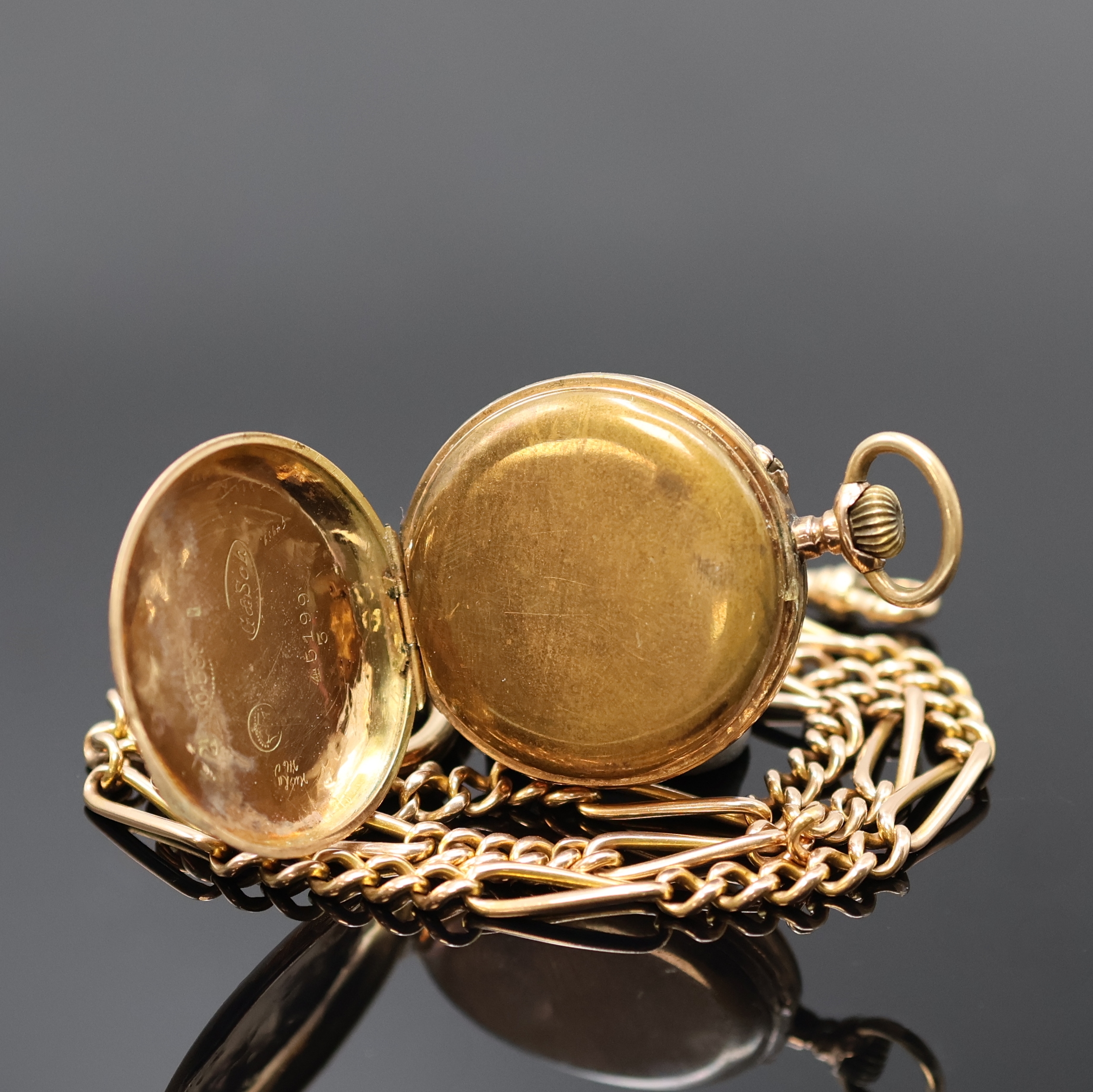Detail c: Offene Damentaschenuhr mit Kette in RoseG 585/000, Schweiz um 1900, Geh. dell., Rückdeckel floral grav., Metallcuvette, Emailzifferbl. m. röm. ...