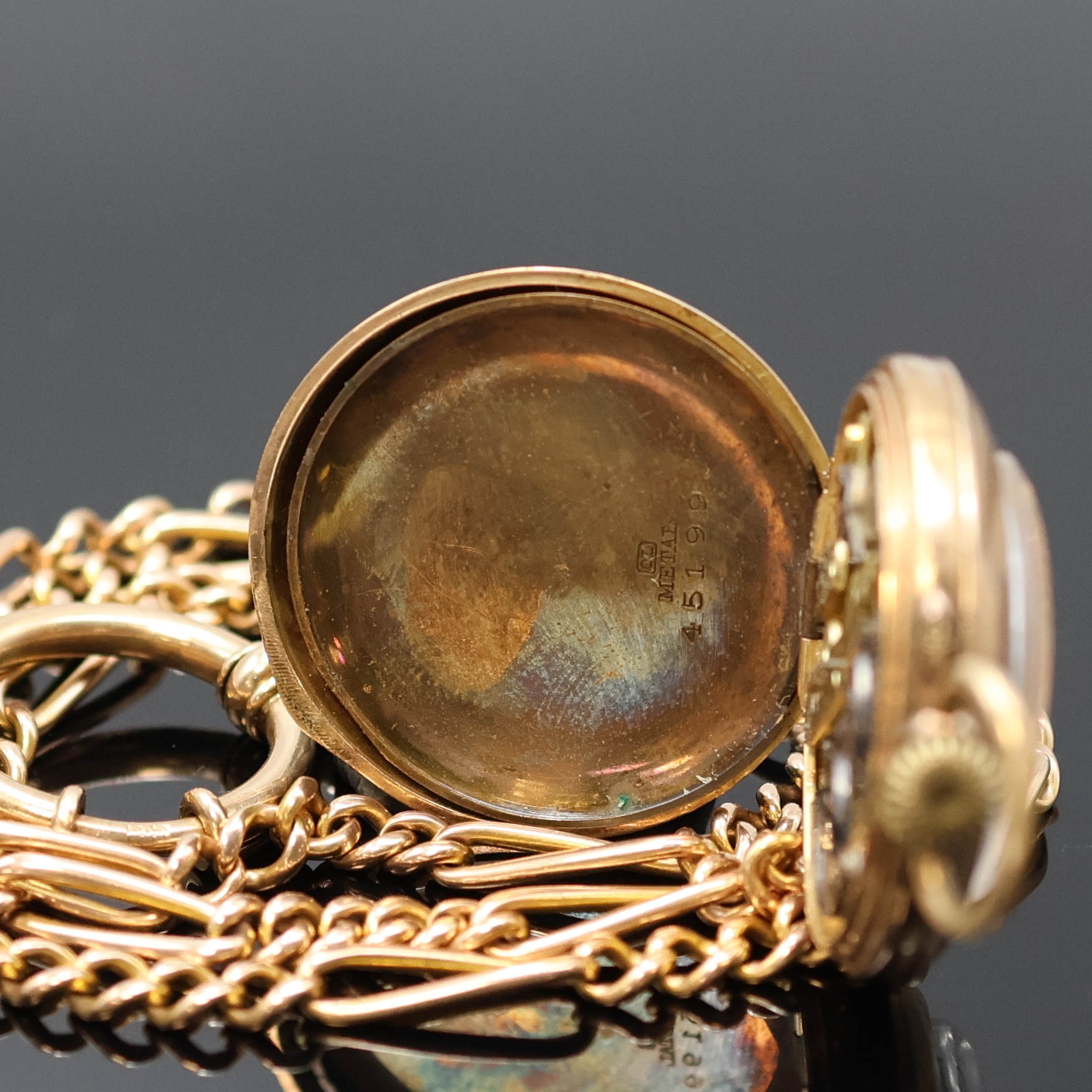 Detail d: Offene Damentaschenuhr mit Kette in RoseG 585/000, Schweiz um 1900, Geh. dell., Rückdeckel floral grav., Metallcuvette, Emailzifferbl. m. röm. ...