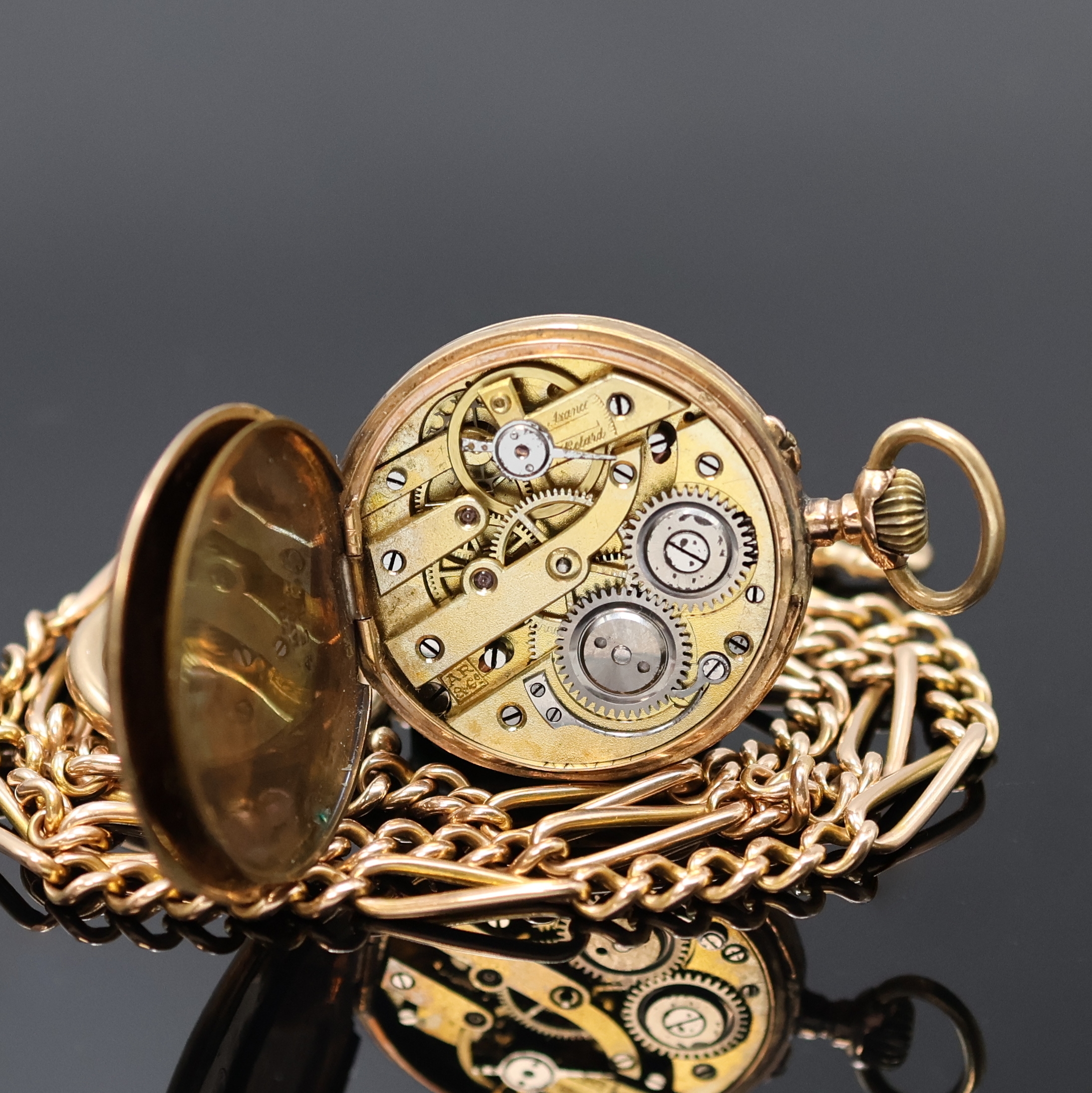 Detail e: Offene Damentaschenuhr mit Kette in RoseG 585/000, Schweiz um 1900, Geh. dell., Rückdeckel floral grav., Metallcuvette, Emailzifferbl. m. röm. ...