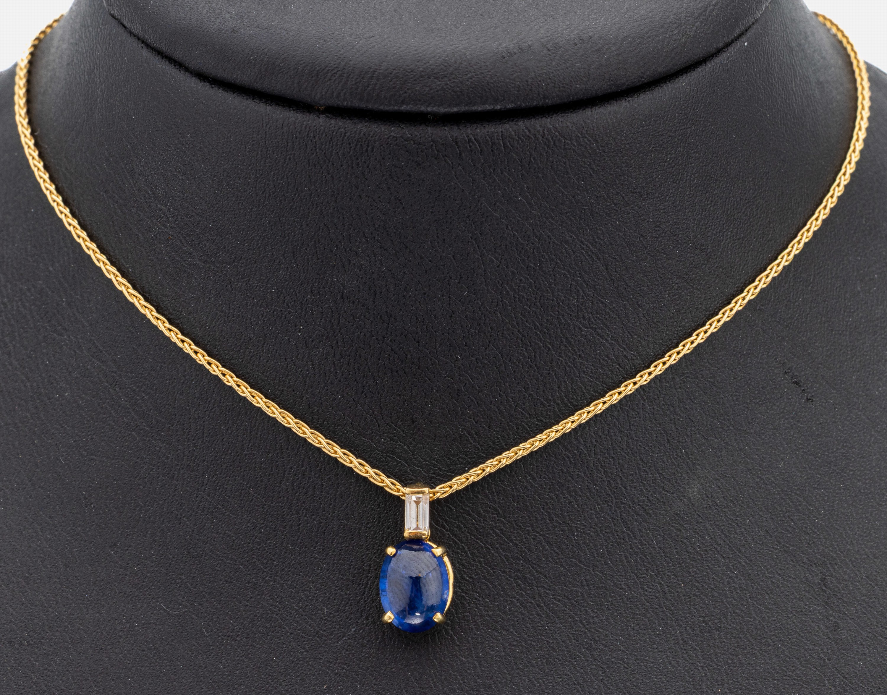 18 kt Gold Saphir Diamant Anhänger, an Kette, GG 750/000, ovaler Saphir-Cabochon ca. 2.20 ct, Diamant-Baguette ca. 0.20 ct Weiß/si, total ca. 5.9 ...