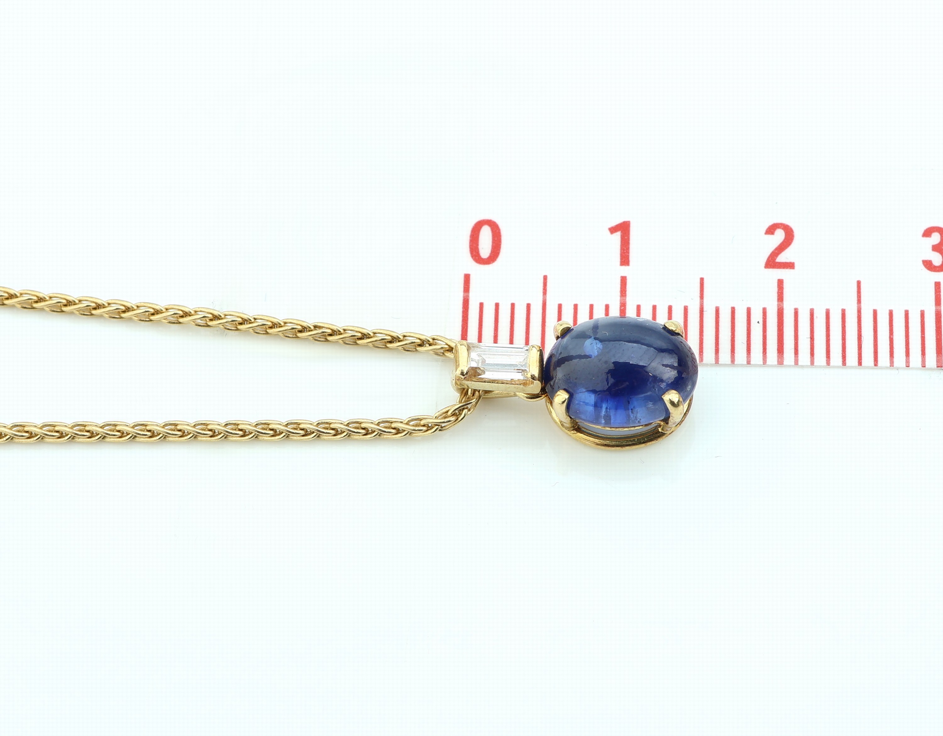 Detail a: 18 kt Gold Saphir Diamant Anhänger, an Kette, GG 750/000, ovaler Saphir-Cabochon ca. 2.20 ct, Diamant-Baguette ca. 0.20 ct Weiß/si, total ca. 5.9 ...