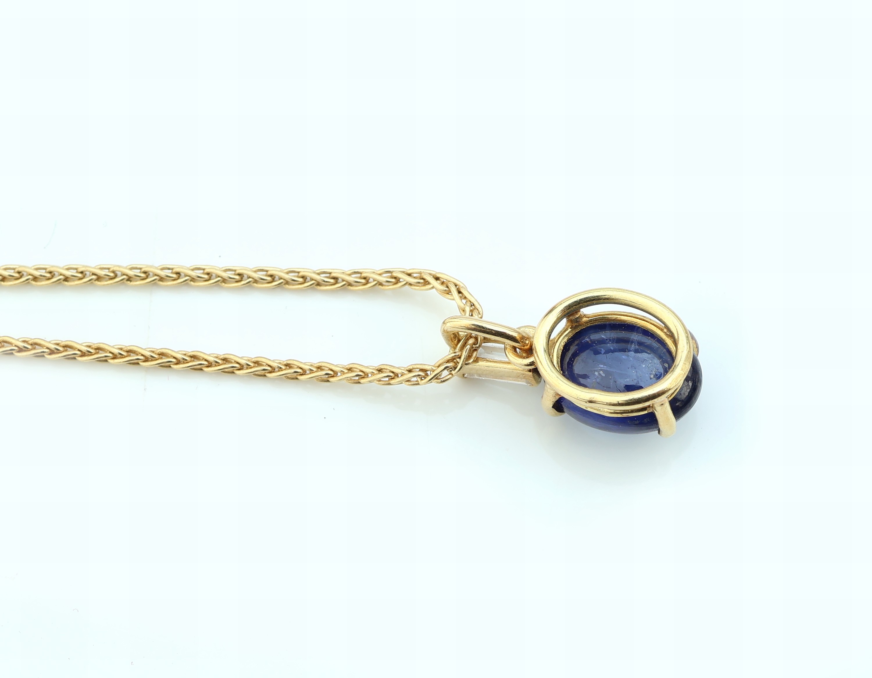 Detail b: 18 kt Gold Saphir Diamant Anhänger, an Kette, GG 750/000, ovaler Saphir-Cabochon ca. 2.20 ct, Diamant-Baguette ca. 0.20 ct Weiß/si, total ca. 5.9 ...