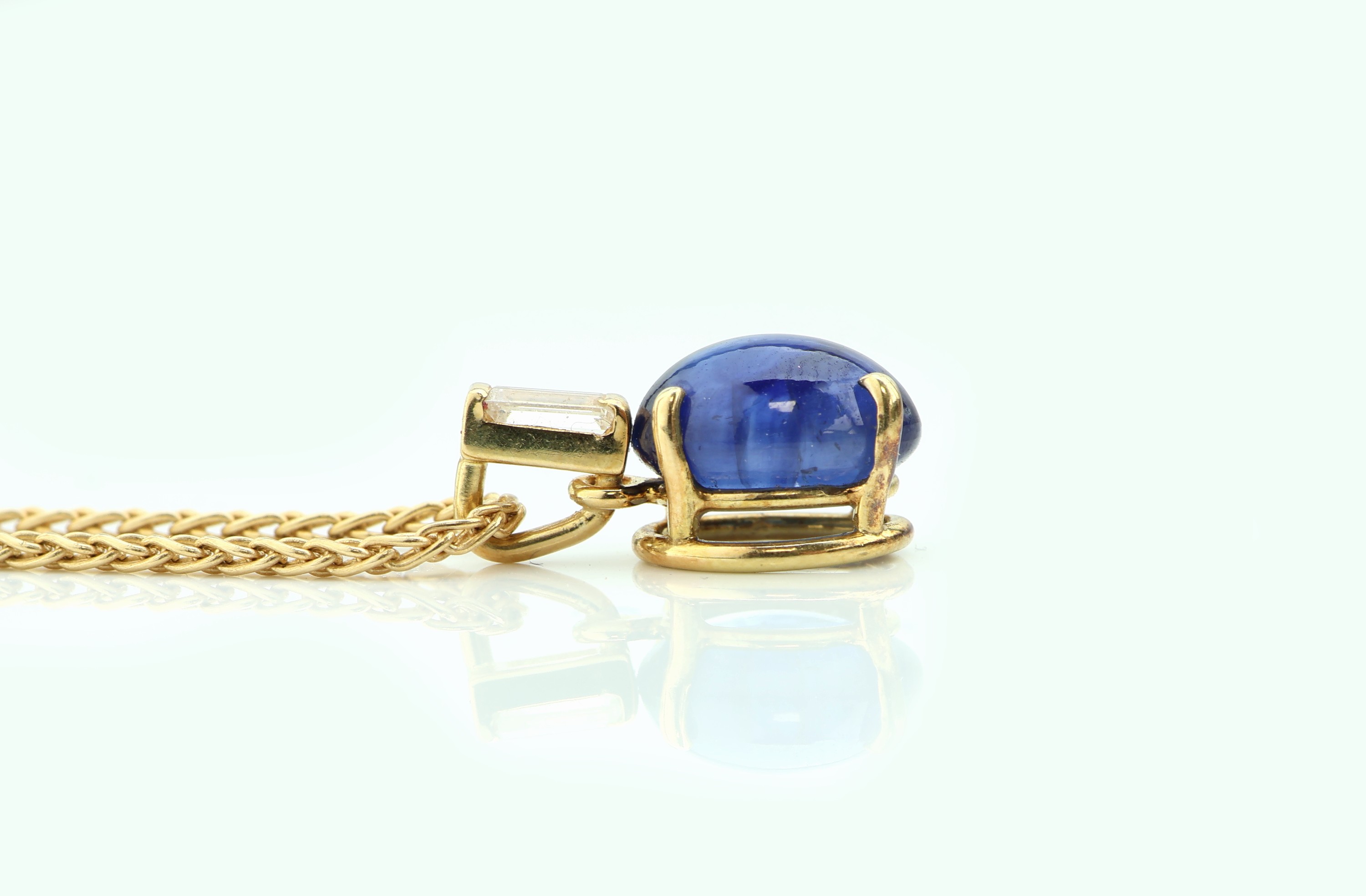 Detail c: 18 kt Gold Saphir Diamant Anhänger, an Kette, GG 750/000, ovaler Saphir-Cabochon ca. 2.20 ct, Diamant-Baguette ca. 0.20 ct Weiß/si, total ca. 5.9 ...