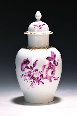 Image 26938153 - Deckelvase, Meissen, 2. Hälfte 20. Jh., Porzellan, purpurfarbene Blumenmalerei, ...