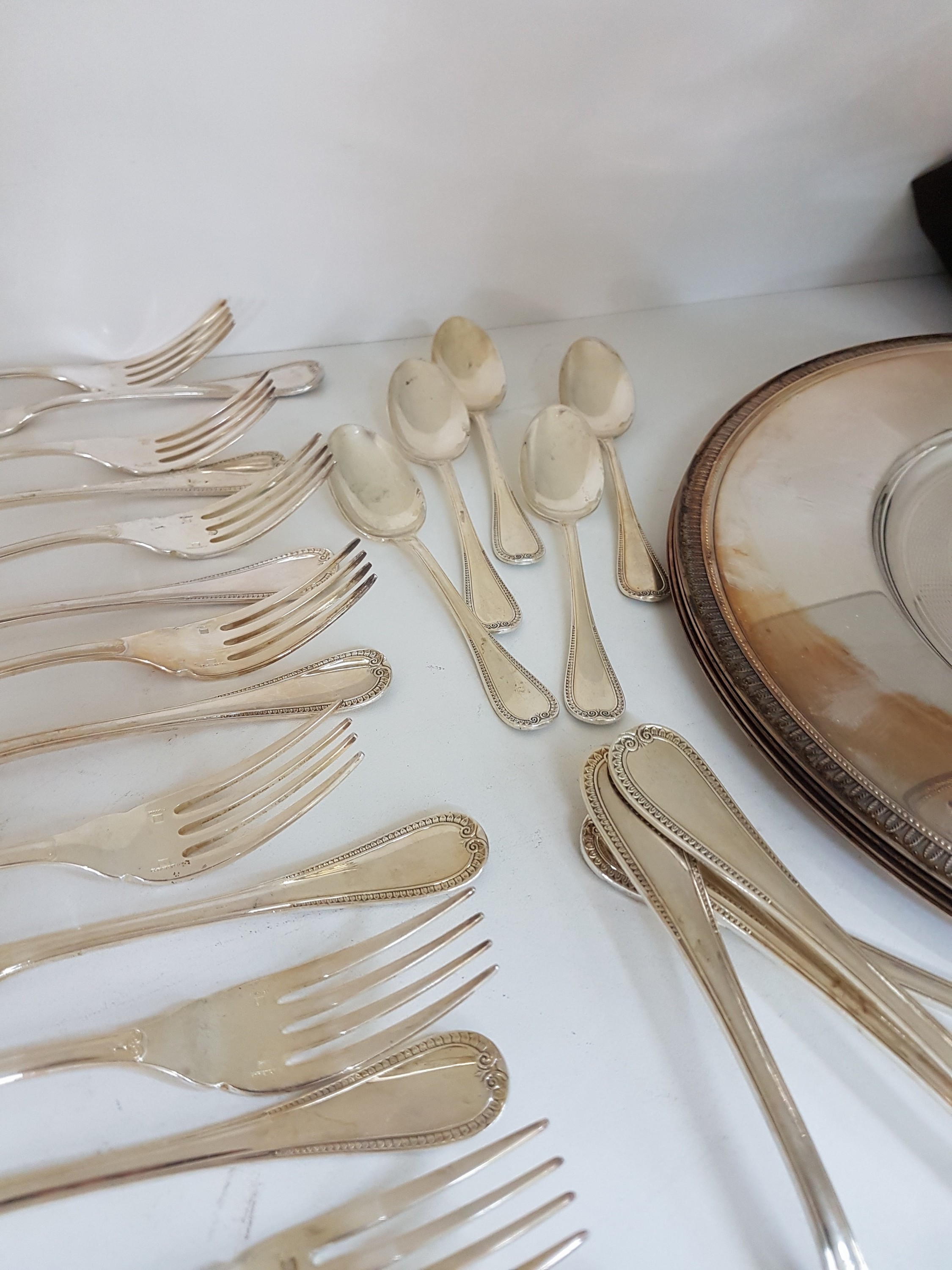 Detail e: Besteck und Teller, Christoffle, Besteck Malmaison, 6 Messer, 5 Menuegabeln, 12 Fischmesser, 12 Fischgabeln, 5 Suppenlöffel, 5 Kaffeelöffel, dazu 4 ...