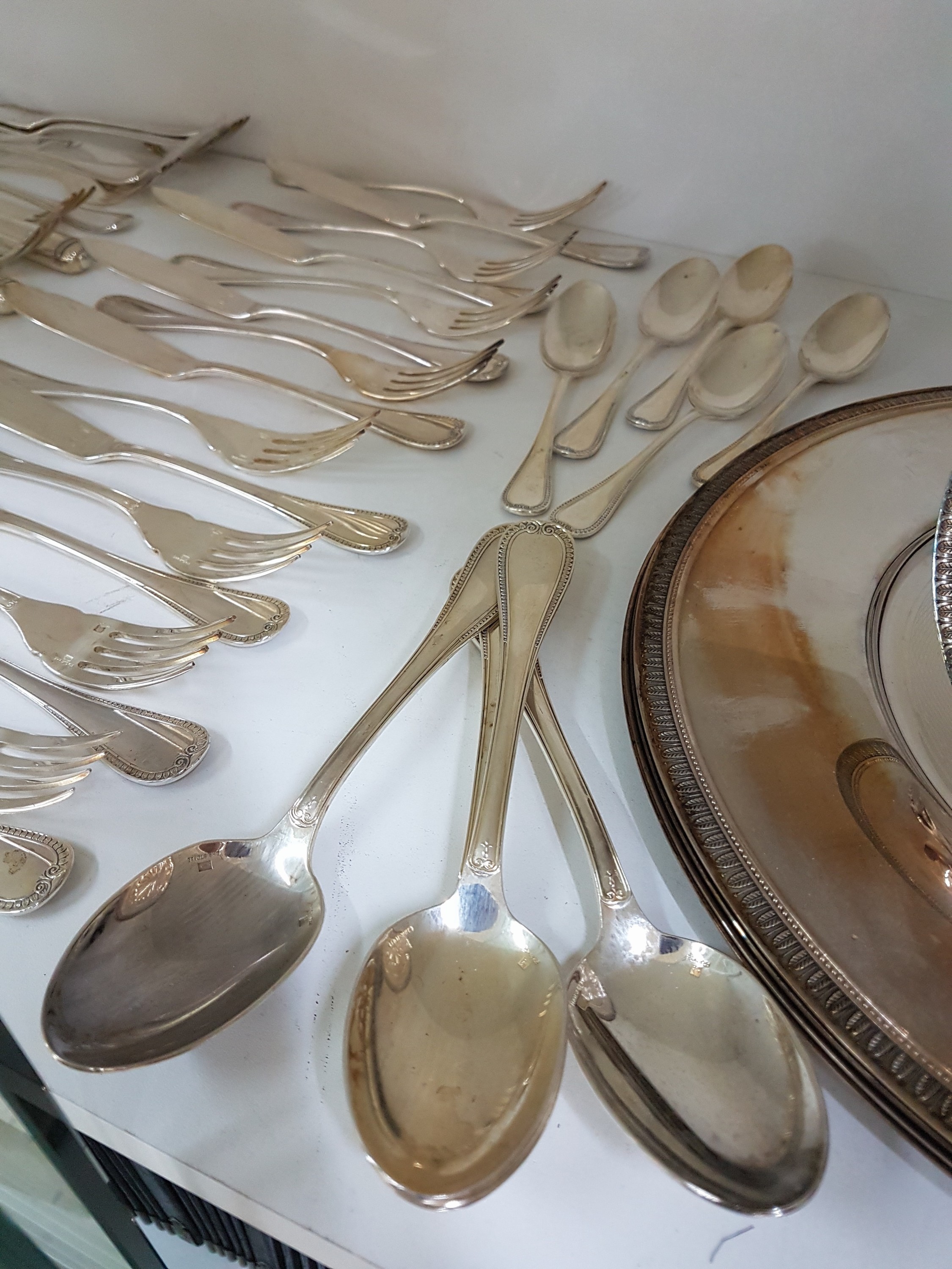 Detail f: Besteck und Teller, Christoffle, Besteck Malmaison, 6 Messer, 5 Menuegabeln, 12 Fischmesser, 12 Fischgabeln, 5 Suppenlöffel, 5 Kaffeelöffel, dazu 4 ...