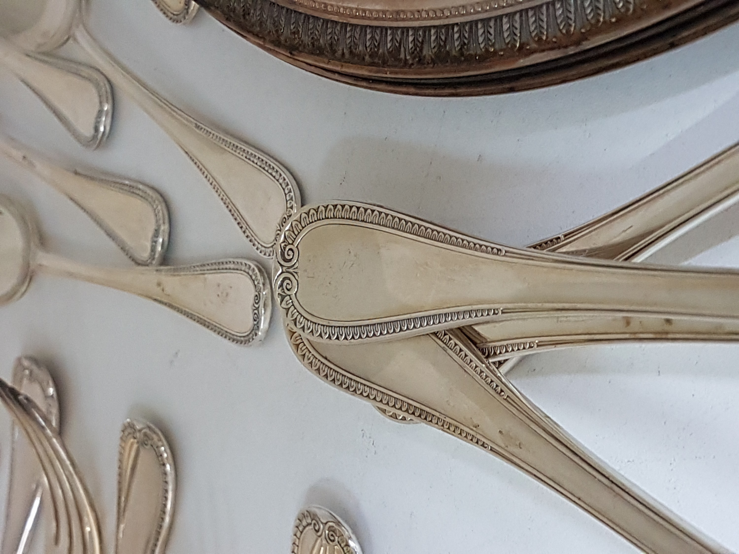 Detail g: Besteck und Teller, Christoffle, Besteck Malmaison, 6 Messer, 5 Menuegabeln, 12 Fischmesser, 12 Fischgabeln, 5 Suppenlöffel, 5 Kaffeelöffel, dazu 4 ...