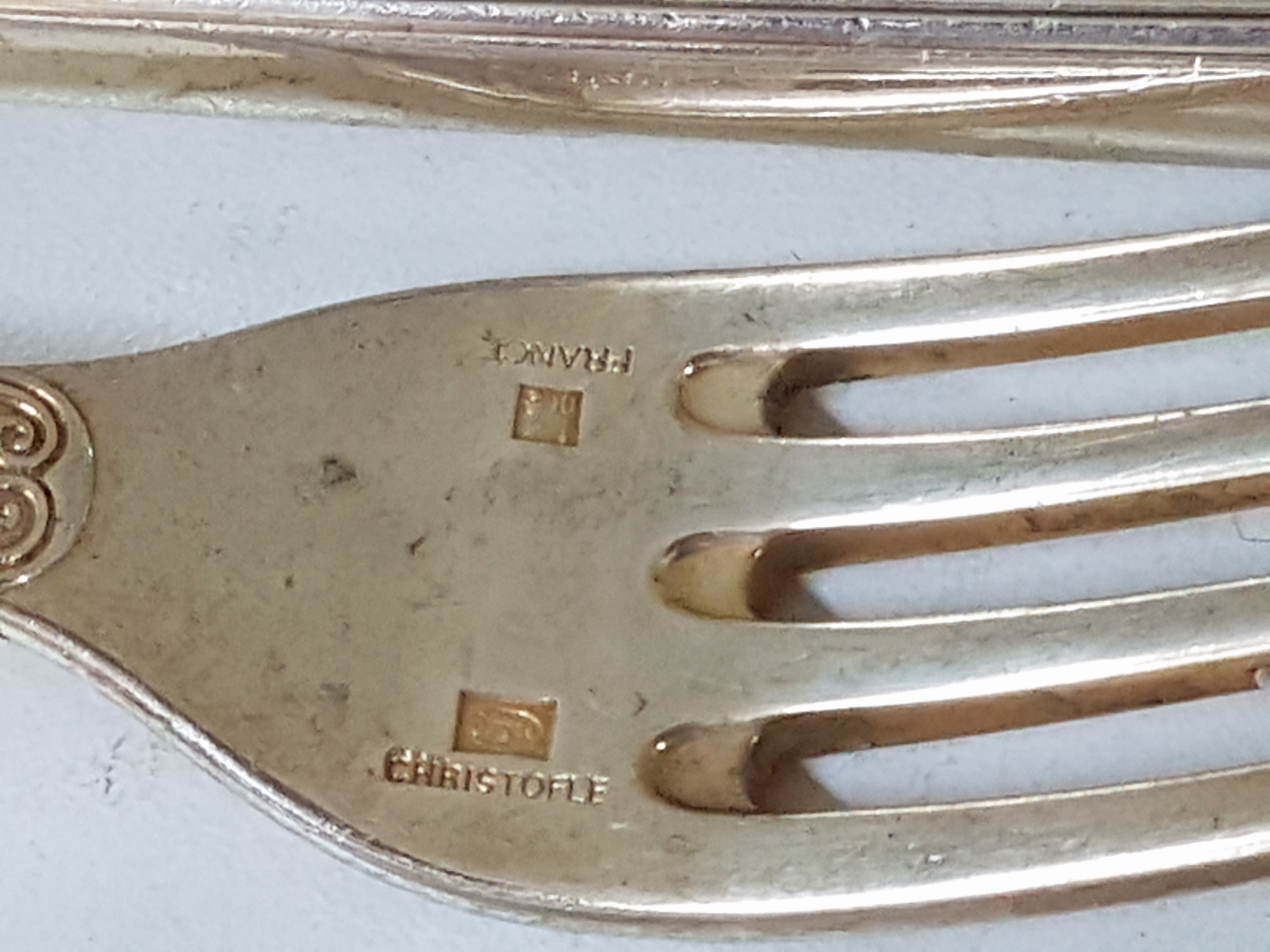 Detail h: Besteck und Teller, Christoffle, Besteck Malmaison, 6 Messer, 5 Menuegabeln, 12 Fischmesser, 12 Fischgabeln, 5 Suppenlöffel, 5 Kaffeelöffel, dazu 4 ...