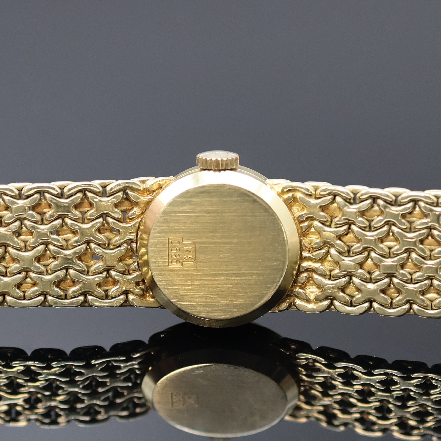 Detail d: EXCELLENT Damenarmbanduhr in GG 585/000, Schweiz um 1965, Handaufzug, Boden aufgedr., Goldband, silb. Zifferbl. m. aufges. Std.- Ind., schwarze ...