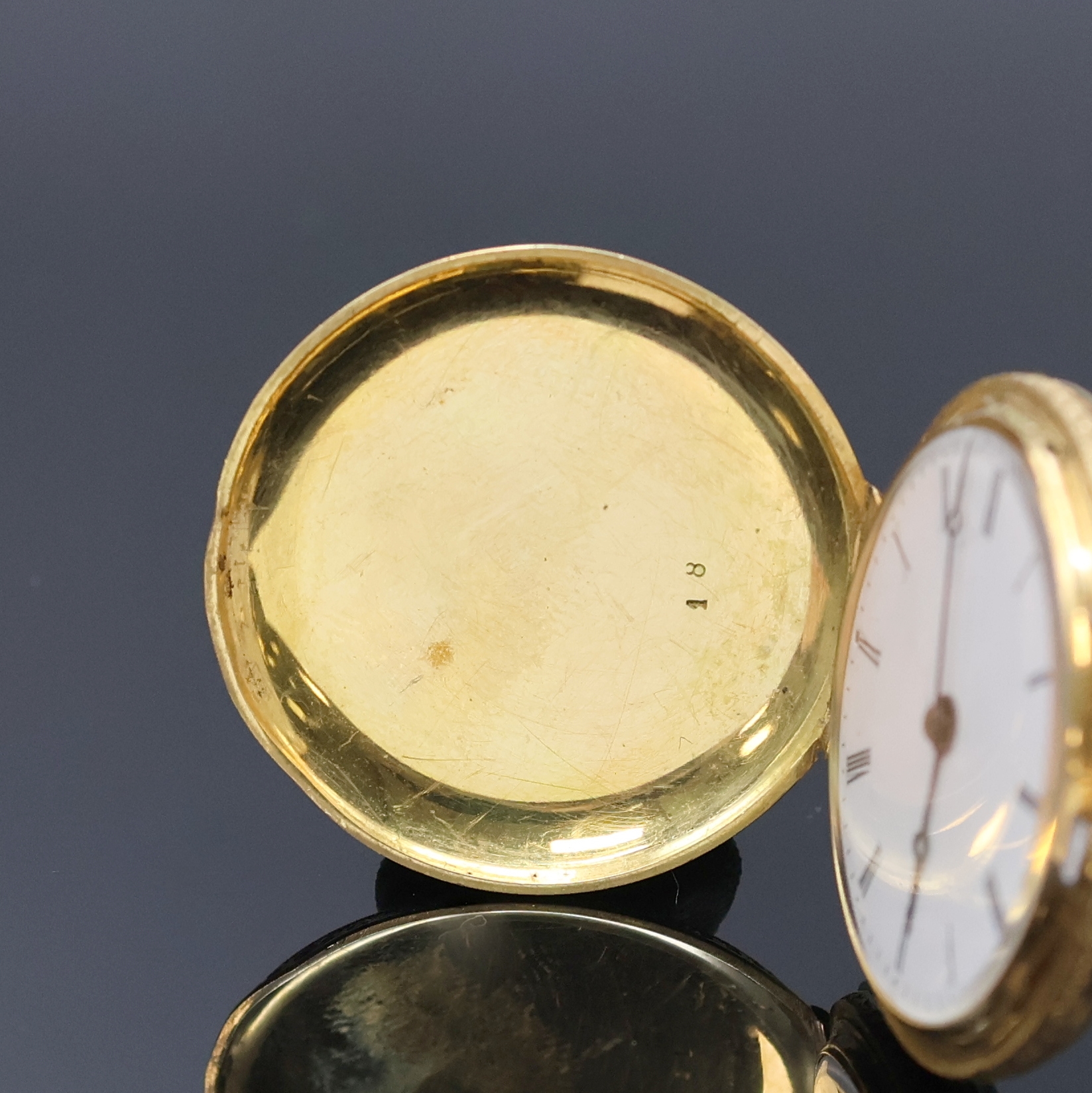 Detail a: Emaillierte Damensavonette in GG 750/000, Schweiz um 1890, floral grav. Geh., 3-Deckel Goldgeh., Steinbesatz auf Sprung- u. Rückdeckel, Emaillierung ...