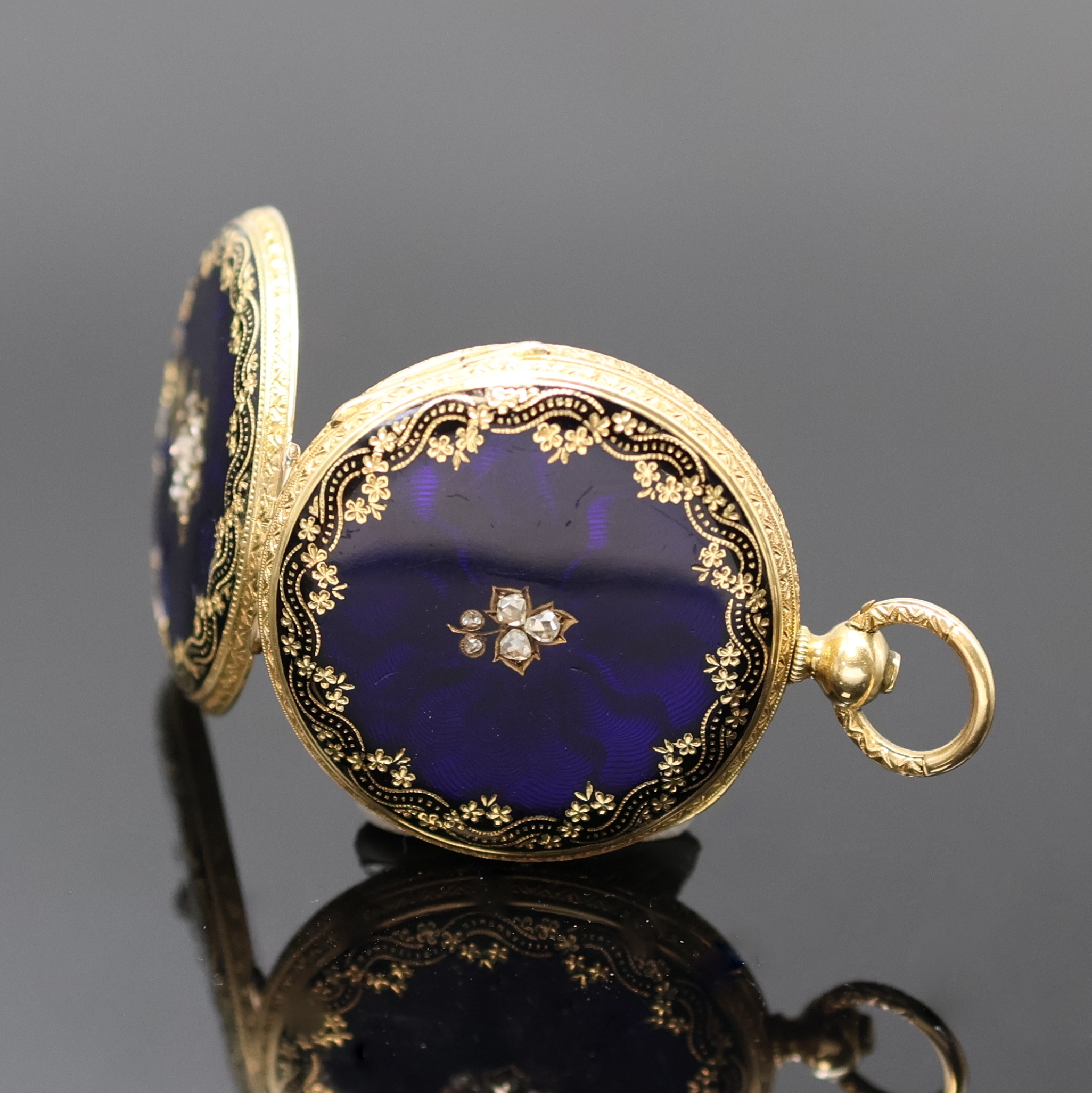 Detail c: Emaillierte Damensavonette in GG 750/000, Schweiz um 1890, floral grav. Geh., 3-Deckel Goldgeh., Steinbesatz auf Sprung- u. Rückdeckel, Emaillierung ...