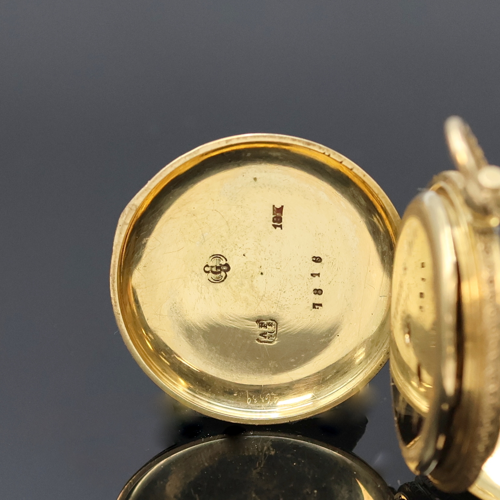 Detail d: Emaillierte Damensavonette in GG 750/000, Schweiz um 1890, floral grav. Geh., 3-Deckel Goldgeh., Steinbesatz auf Sprung- u. Rückdeckel, Emaillierung ...