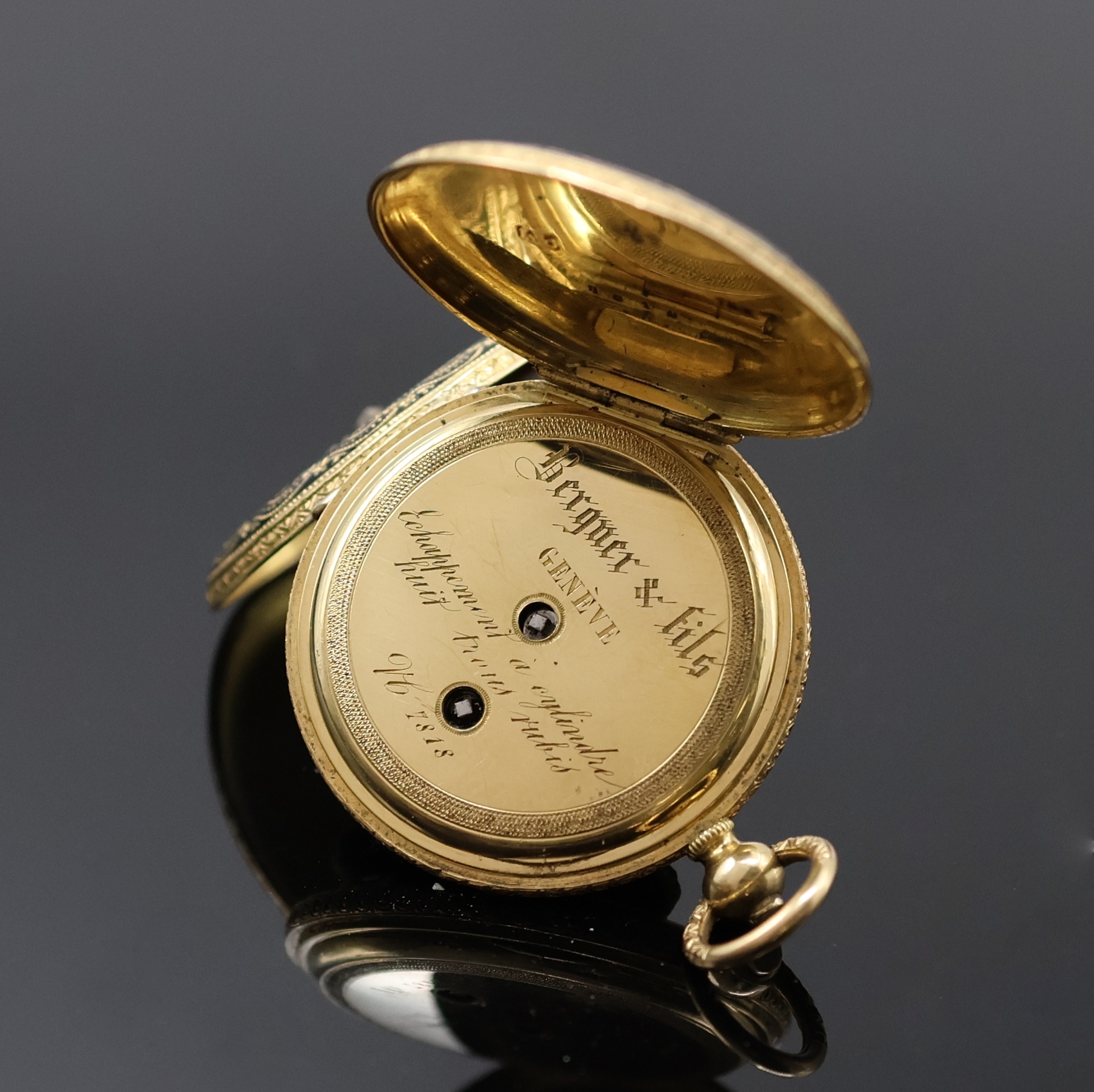 Detail e: Emaillierte Damensavonette in GG 750/000, Schweiz um 1890, floral grav. Geh., 3-Deckel Goldgeh., Steinbesatz auf Sprung- u. Rückdeckel, Emaillierung ...