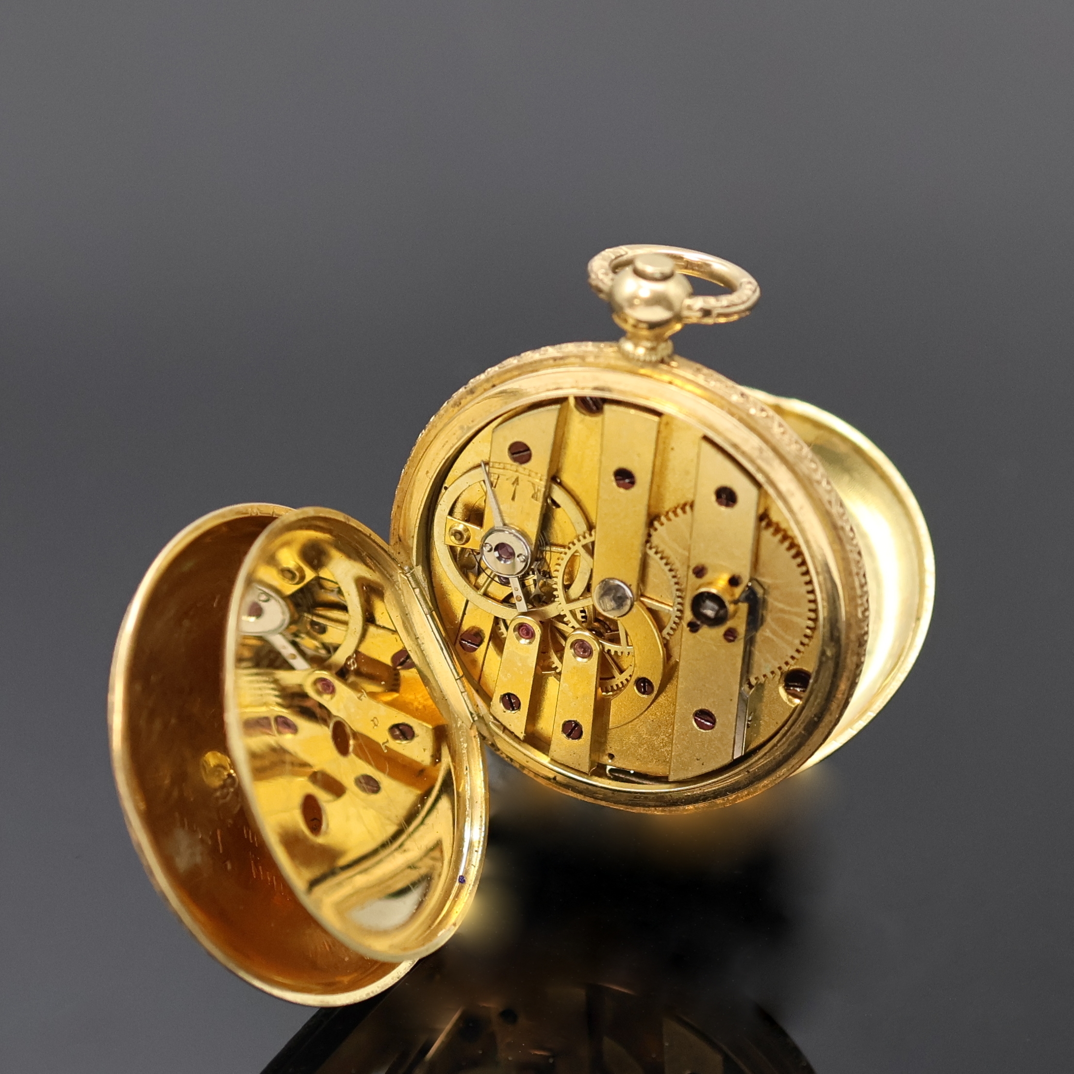 Detail f: Emaillierte Damensavonette in GG 750/000, Schweiz um 1890, floral grav. Geh., 3-Deckel Goldgeh., Steinbesatz auf Sprung- u. Rückdeckel, Emaillierung ...