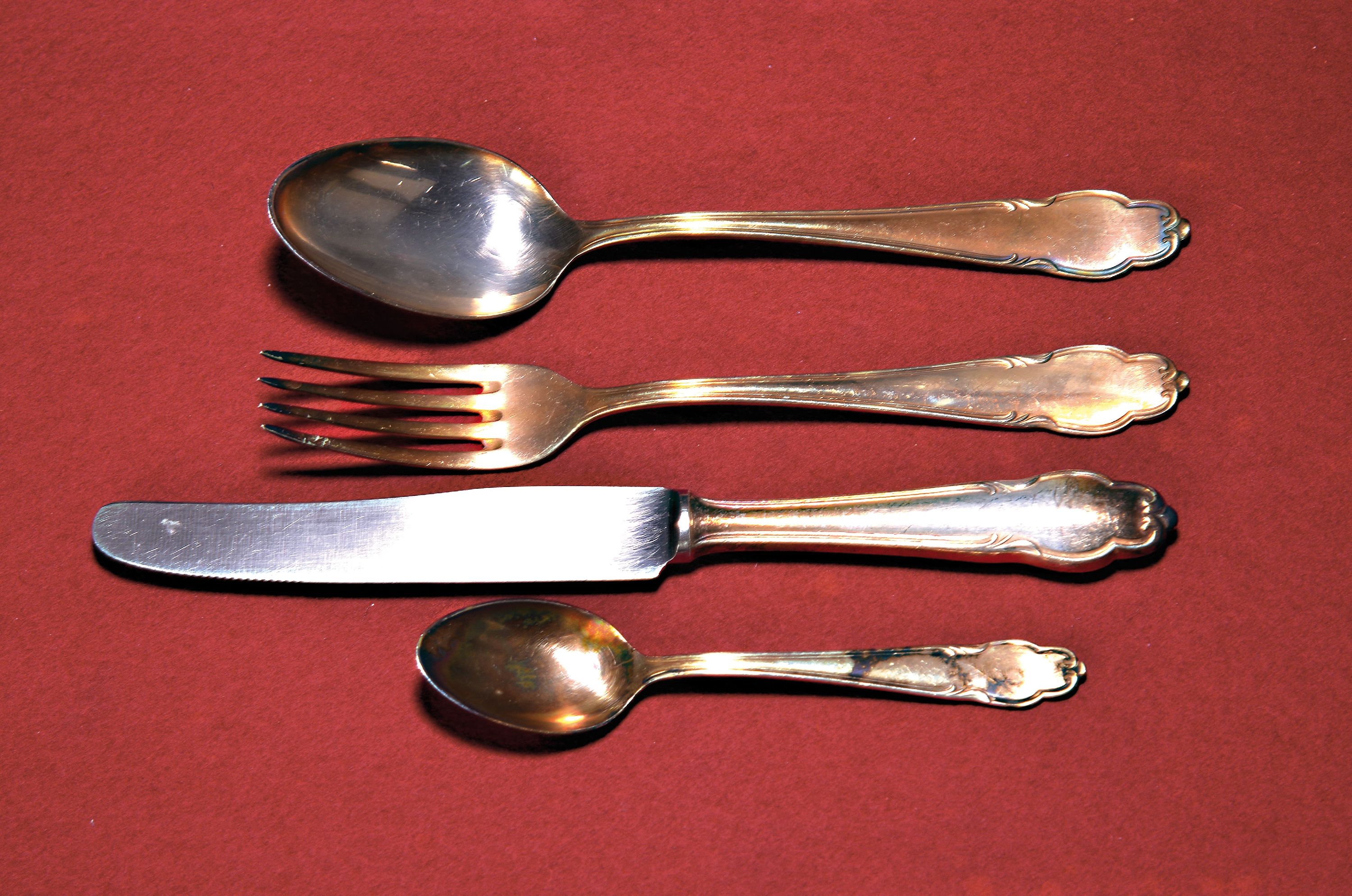Tafelbesteck, deutsch, wohl 20/30er Jahre, 800er Silber, 12 Löffel, 12 Gabeln, 12 Messer, 5 Kaffeelöffel, kleinere Besteckausführung, Gabellänge ...