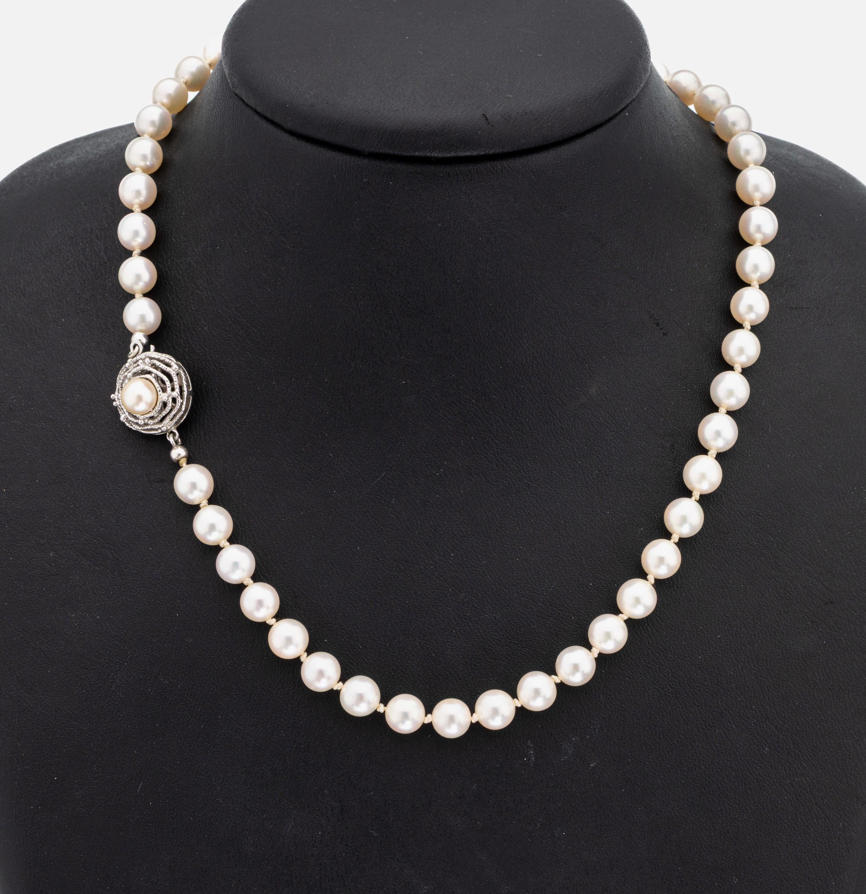 Zuchtperl-Collier mit 18 kt Gold Schließe, WG 750/000, Akoyazuchtperlen, D. ca. 6.9 mm, L. ca. 49.5 cm, Steckschließe