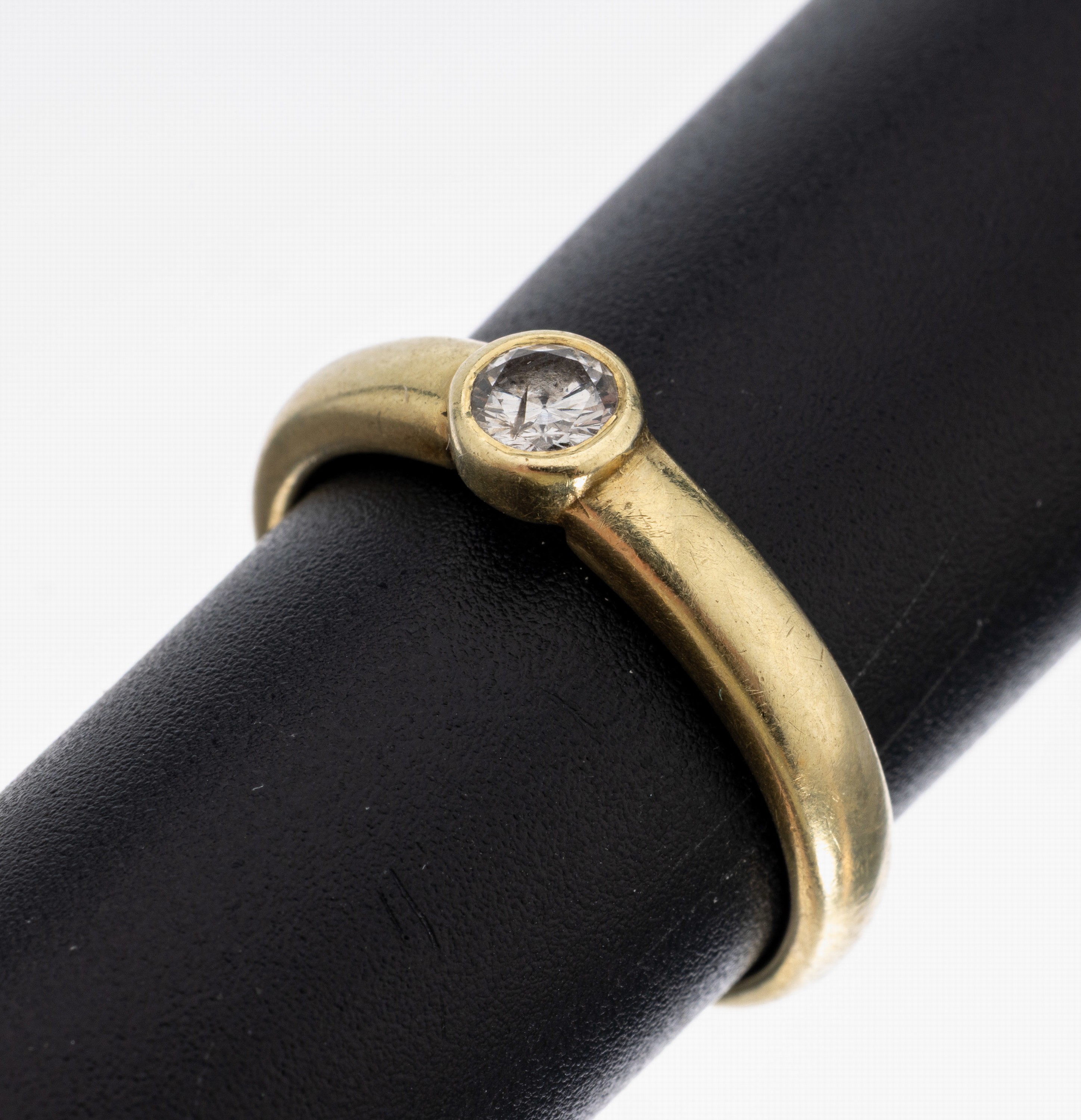 14 kt Gold Brillant-Ring, GG 585/000, Brillant ca. 0.18 ct l.get.Weiß/p, RW 55, ca. 4.4 g