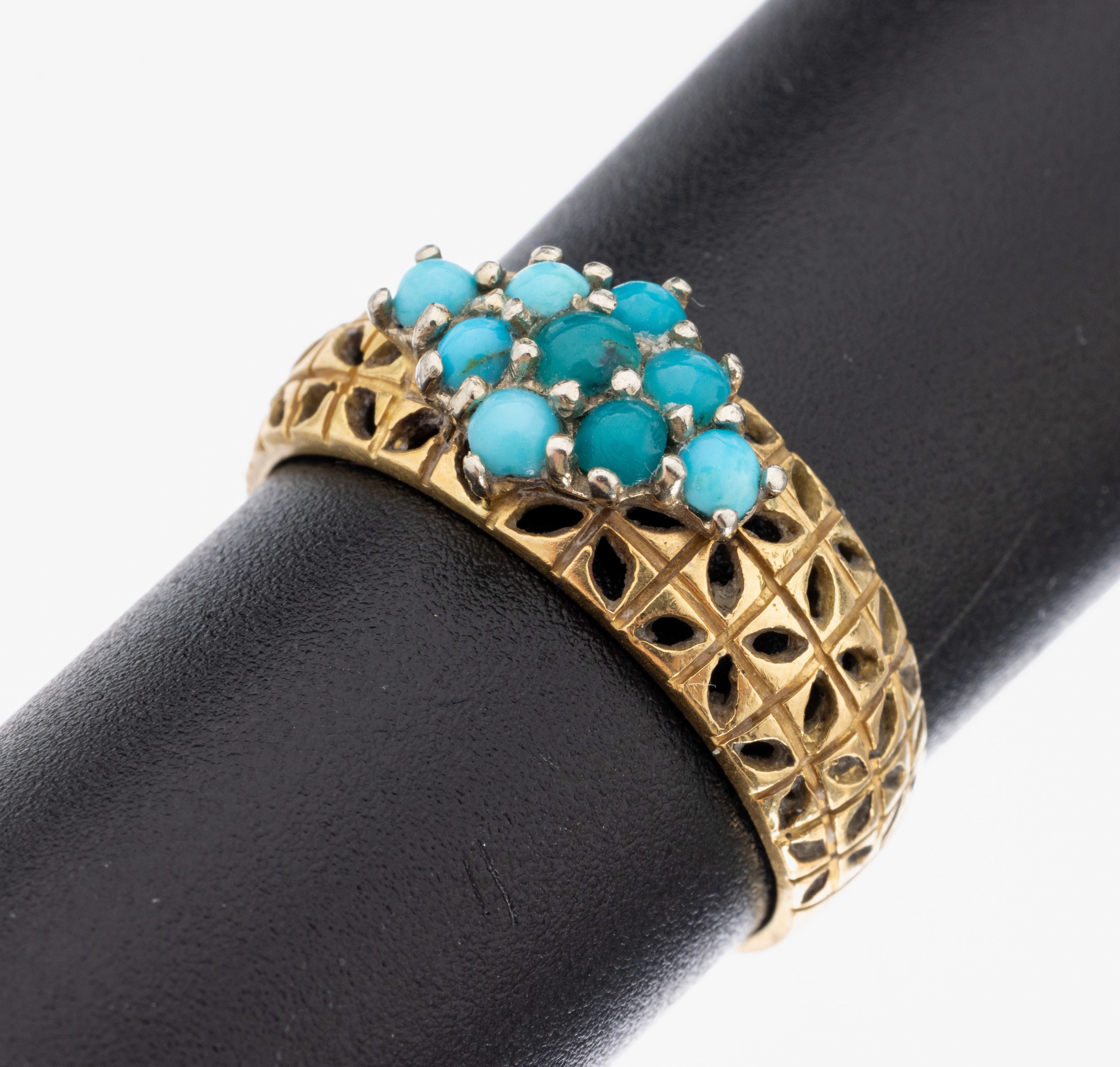 18 kt Gold Türkis-Ring, GG 750/000, durchbrochen gearbeitet, kl. Türkis-Cabochons in versch. Farbnuancen, RW 54, ca. 3.5 g