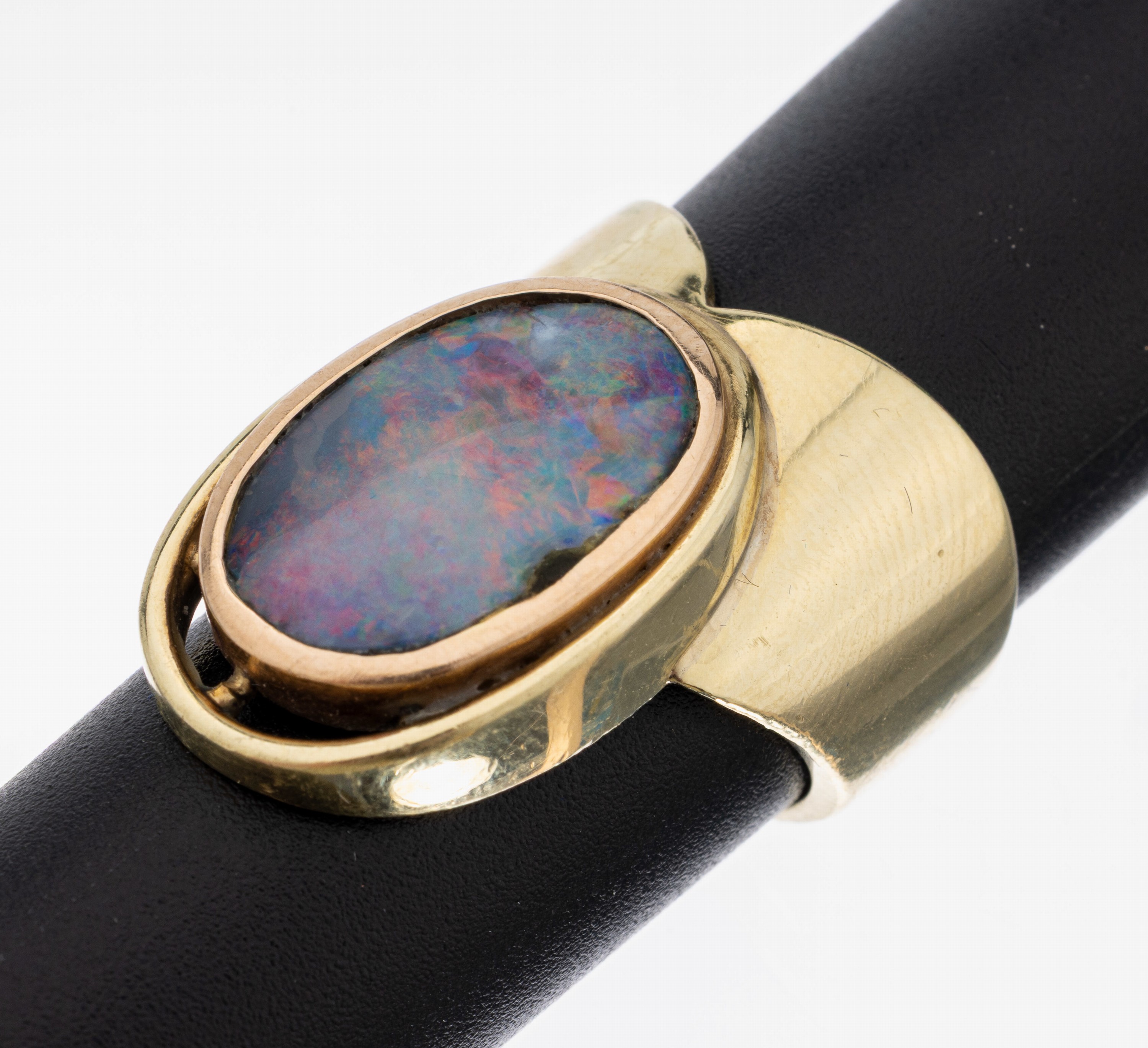 14 kt Gold Opal-Ring, GG 585/000, außergewöhnliche Gestaltung, ovale Opal- Doublette besch., RW 53, ca. 12.2 g
