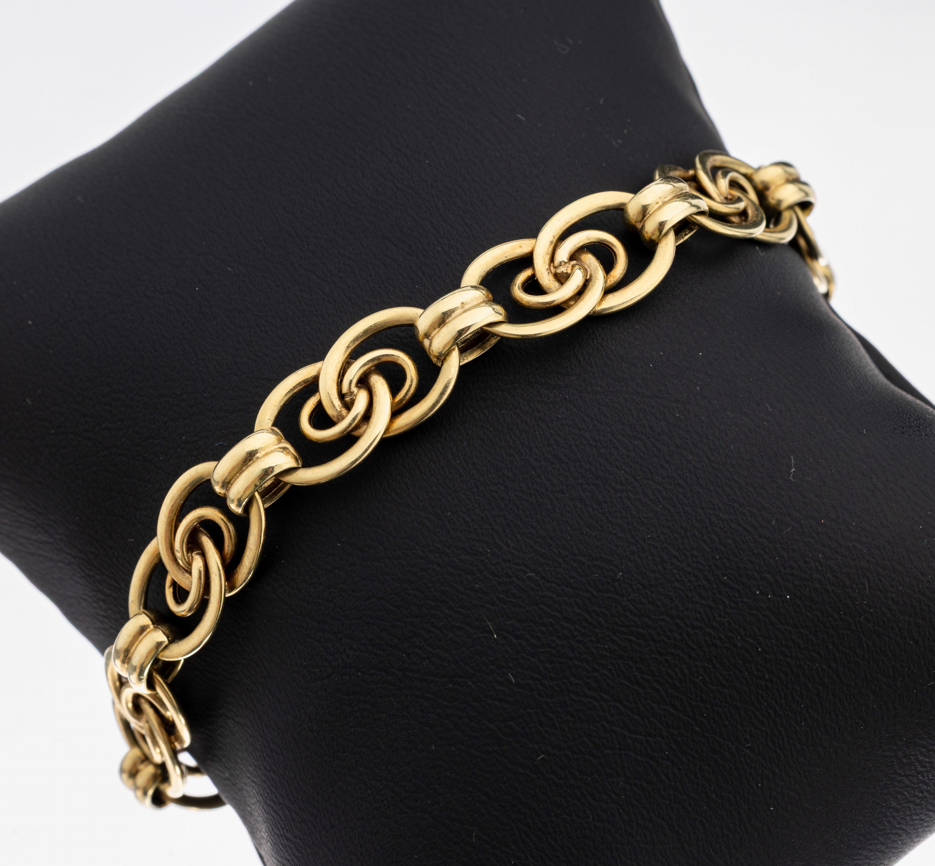 14 kt Gold Armband, GG 585/000, ineinander verschlungene Ösen, L. ca. 19 cm, Kastenschloss mit Sicherheitsacht, Sicherheitskettchen fehlt, ca. 10.1 ...