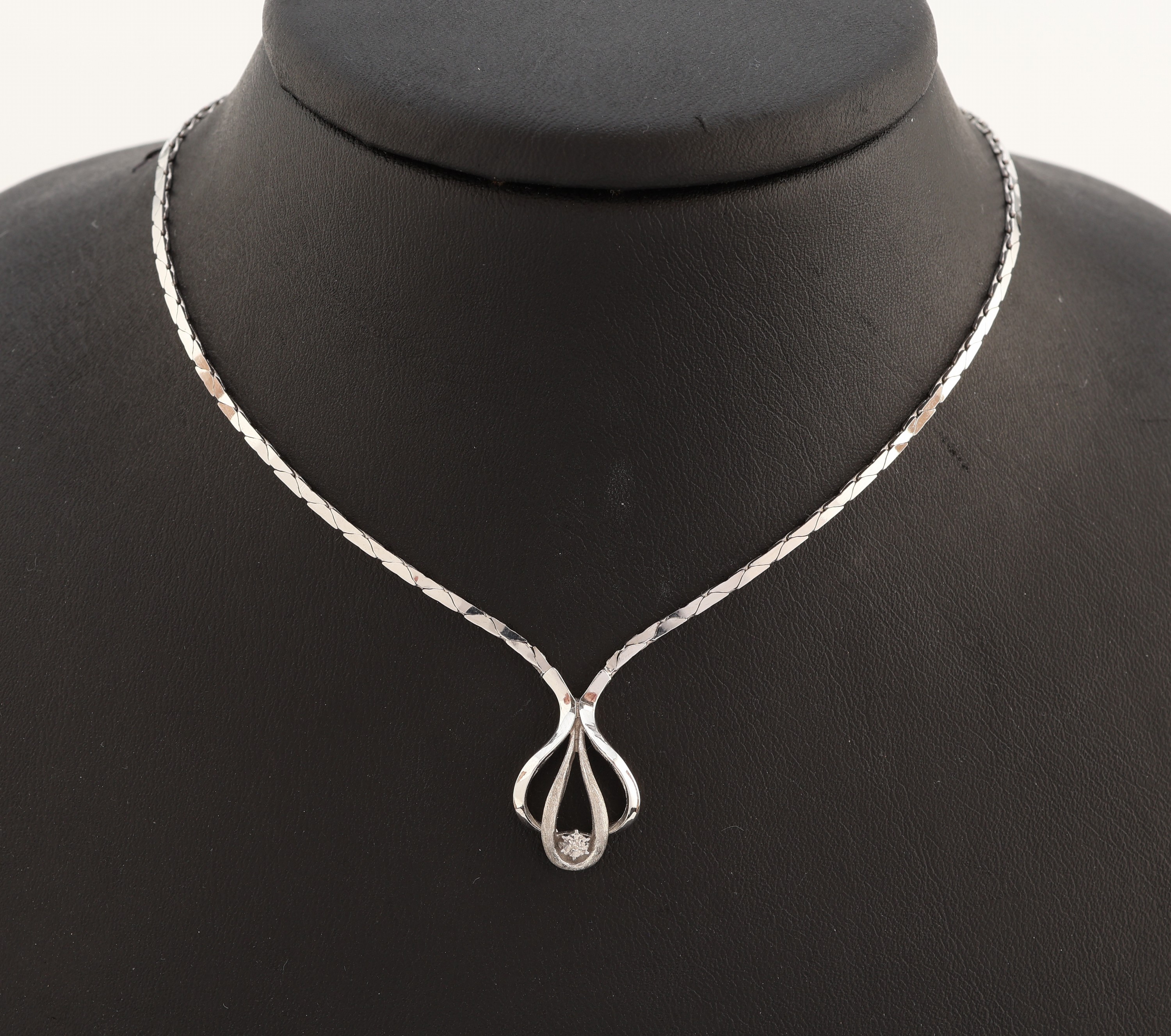 14 kt Gold Diamant-Collier, WG 585/000, Oberfläche part. strukt., Mittelteil mit kl. 8/8-Diamant, L. ca. 43 cm, Kastenschloss mit Sicherheitsacht, ...