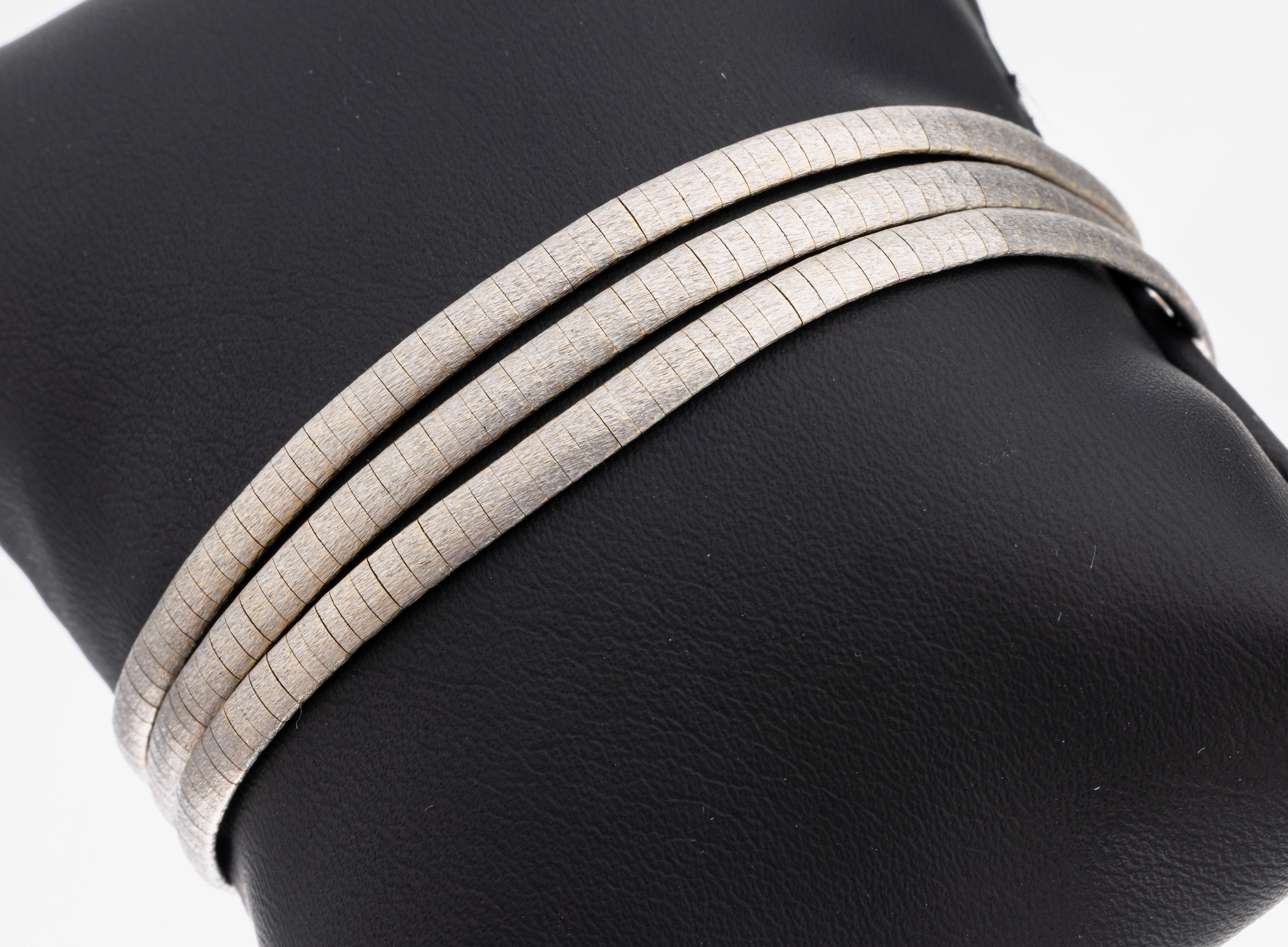 18 kt Gold Armband, WG 750/000, 3-rhg., L. ca. 18 cm, Kastenschloss mit 2 Sicherheitsacht, ca. 29.8 g