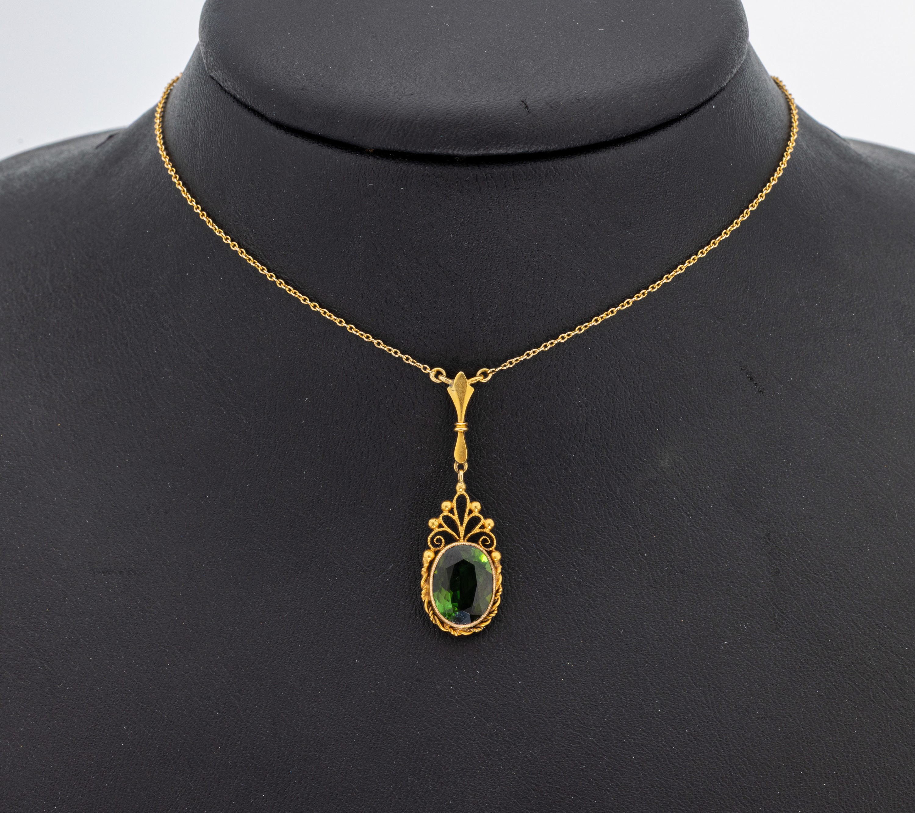 14 kt Gold Turmalin-Collier, GG 585/000, feine filigrane Arbeit, bewegl. Mittelteil, ovalfacett. Turmalin, L. ca. 45 cm,. Federringschließe, ca. ...