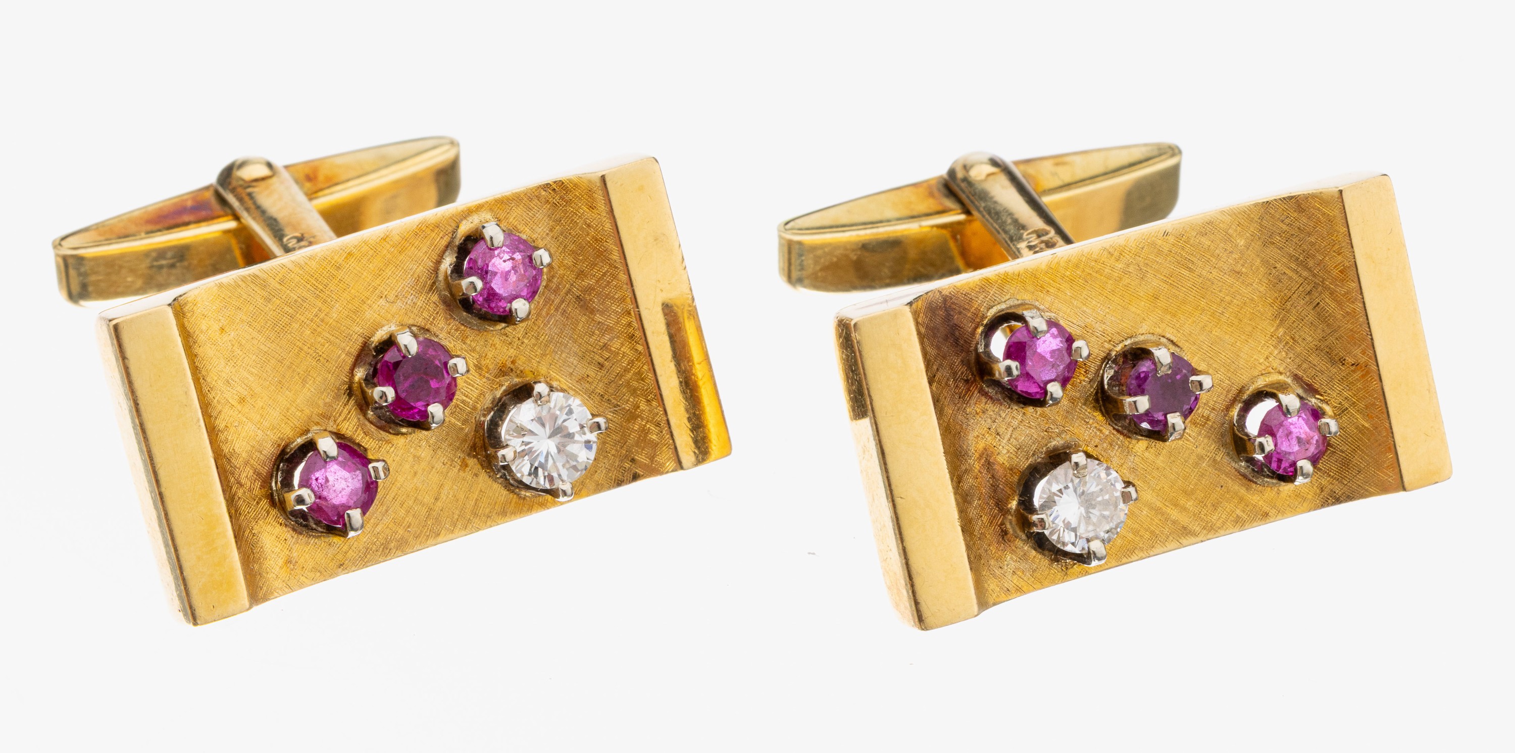 Paar 18 kt Gold Brillant-Rubin- Manschettenknöpfe, GG 750/000 part. sat., qualitätvolle Verarbeitung, 2 Brillanten zus. ca. 0.50 ct Weiß/si, 6 ...