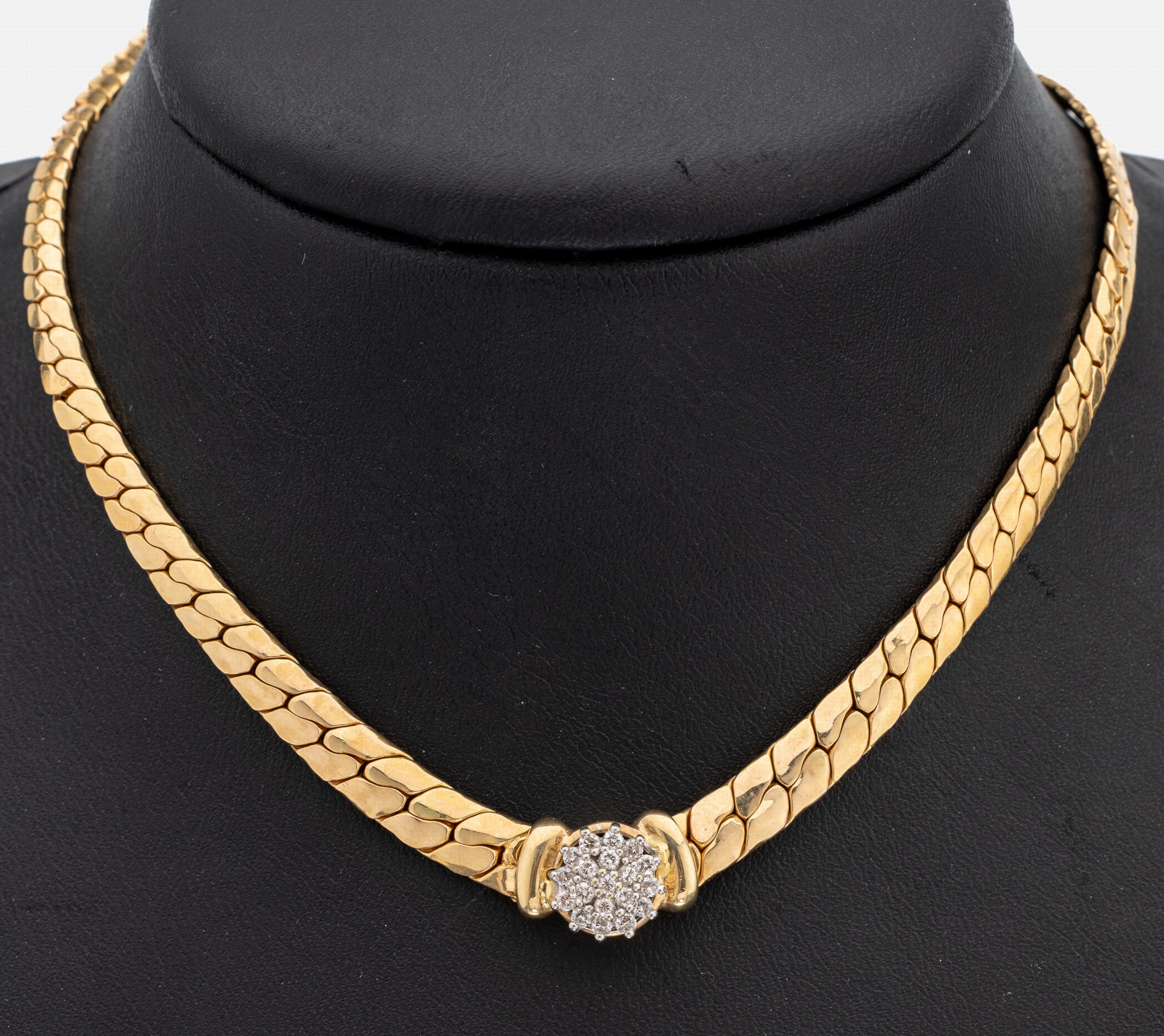 14 kt Gold Brillant-Collier, GG 585/000, aufgelegte Blüte in WG mit Brillanten zus. ca. 0.31 ct Weiß/p 1, mehrstufiger Aufbau, total ca. 14.2 g, L. ...
