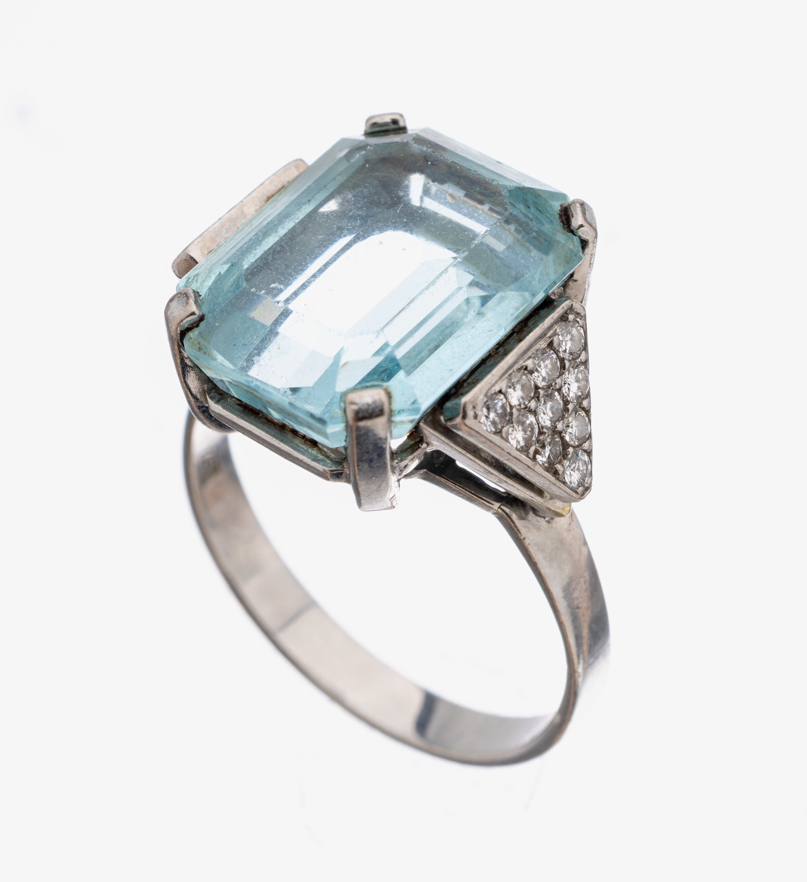 18 kt Gold Aquamarin-Brillant-Ring, WG 750/000, mittig Aquamarin im Treppenschliff ca. 3.0 ct, Ringschultern mit 20 Brillanten zus. ca. 0.18 ct ...
