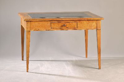 Image 26938898 - Biedermeier Tisch, um 1830/50, wohl Bodensee -Region, Nußbaum massiv, z.T. ...