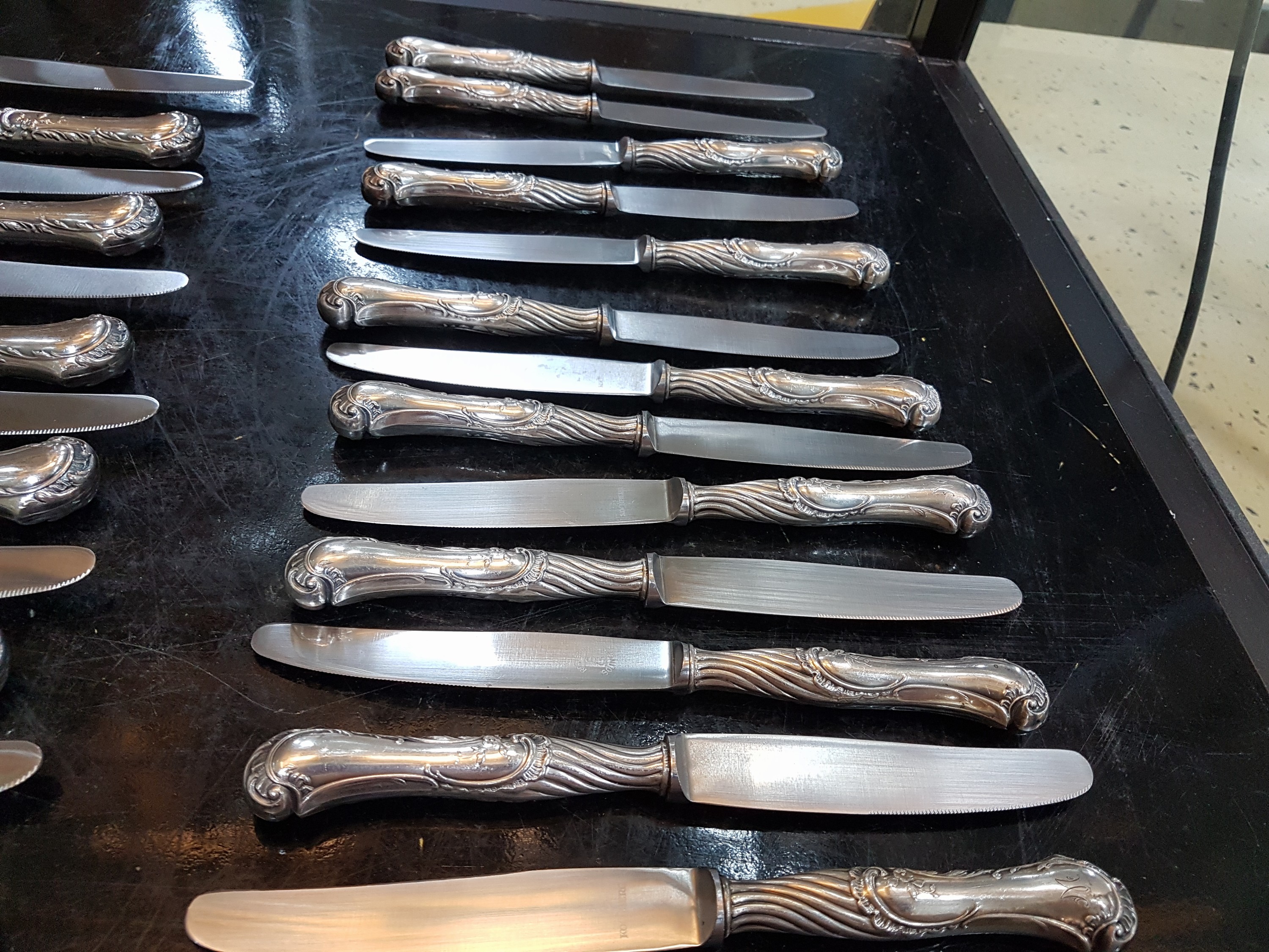 Detail d: Umfangreiches Tafelbesteck, Koch und Bergfeld, wohl um 1900, 800er Silber, Monogramm M, komplett für 12 Personen, 12 Menuemesser, 13 ...