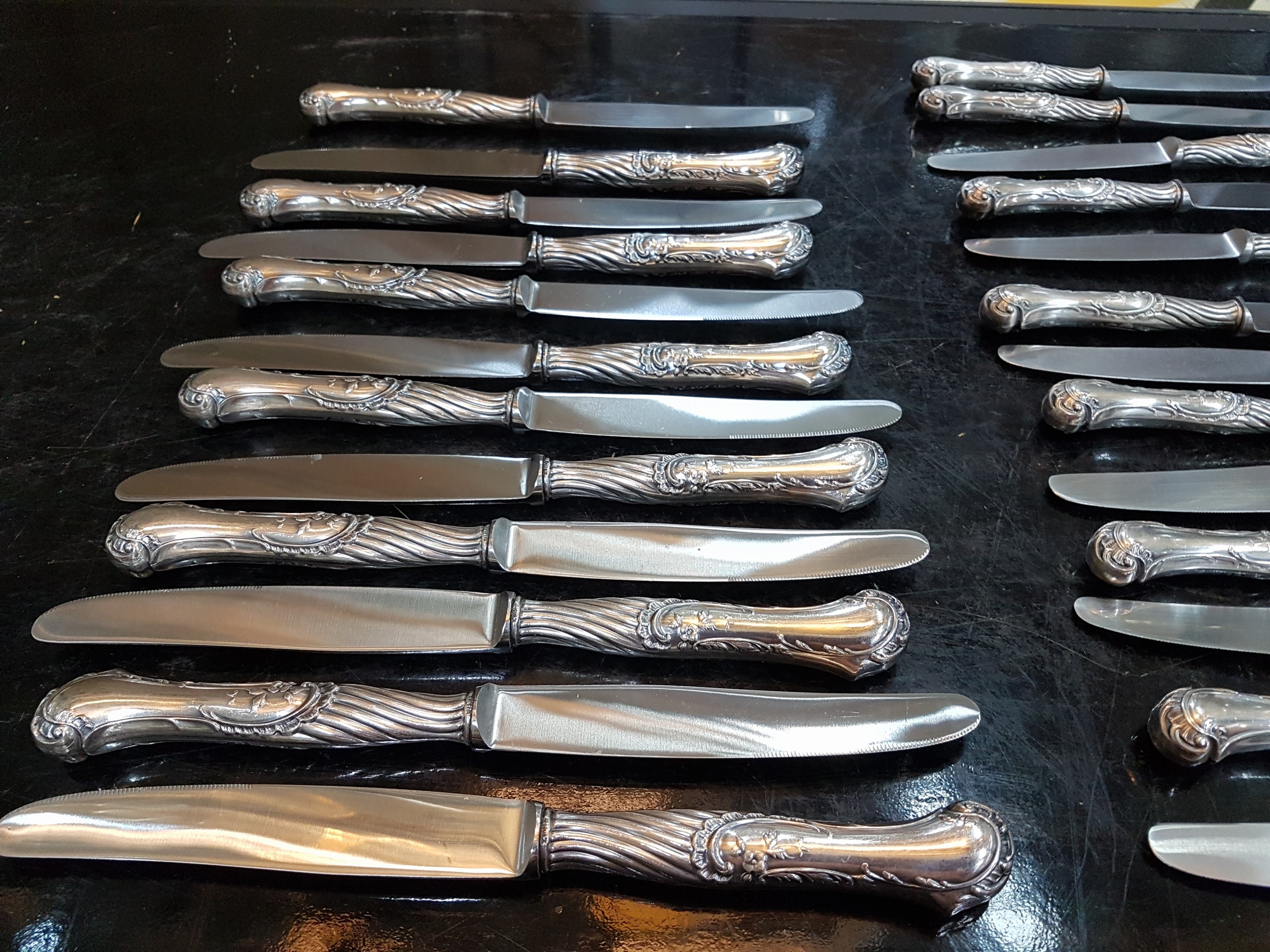 Detail e: Umfangreiches Tafelbesteck, Koch und Bergfeld, wohl um 1900, 800er Silber, Monogramm M, komplett für 12 Personen, 12 Menuemesser, 13 ...