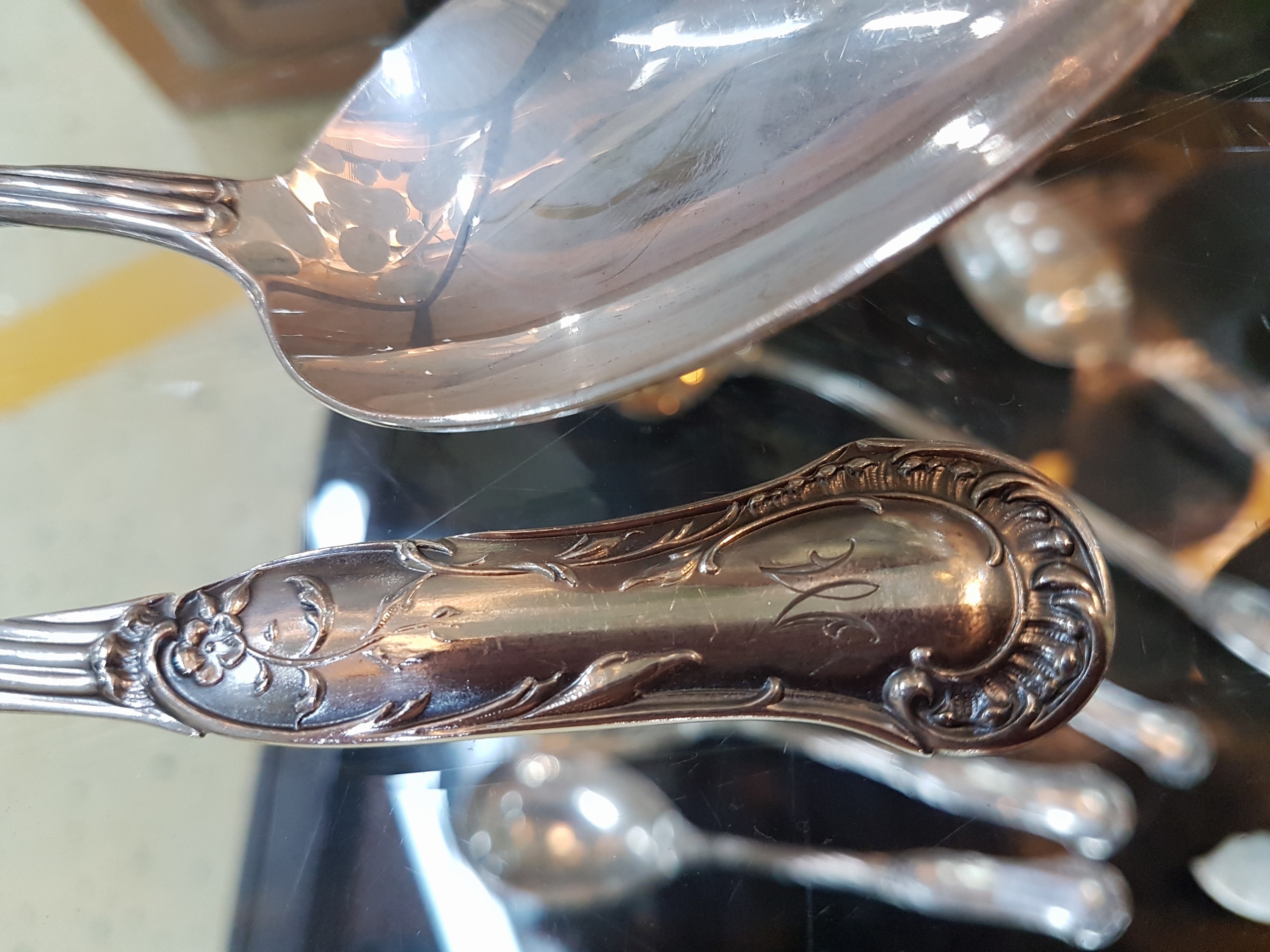 Detail g: Umfangreiches Tafelbesteck, Koch und Bergfeld, wohl um 1900, 800er Silber, Monogramm M, komplett für 12 Personen, 12 Menuemesser, 13 ...
