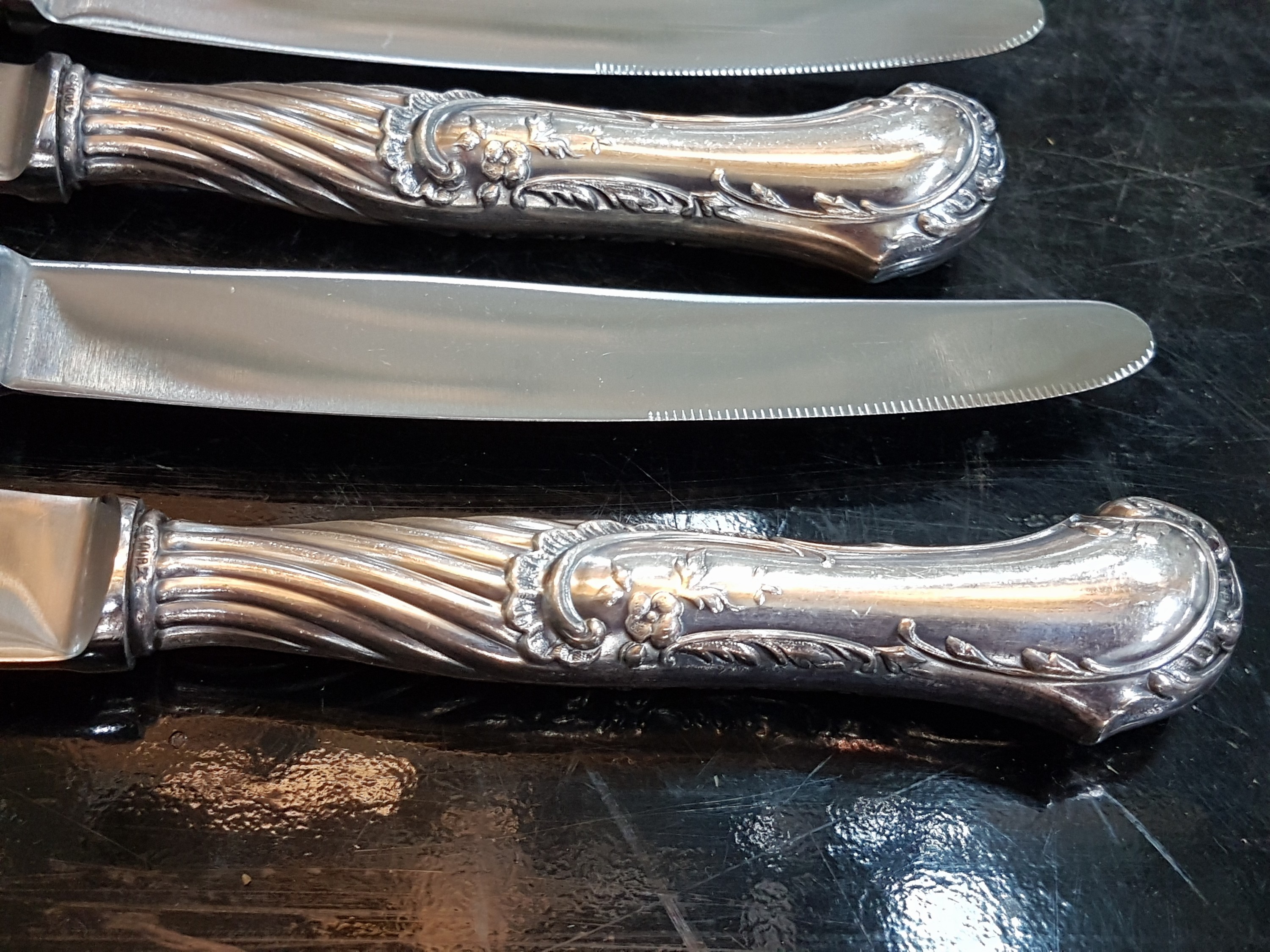 Detail j: Umfangreiches Tafelbesteck, Koch und Bergfeld, wohl um 1900, 800er Silber, Monogramm M, komplett für 12 Personen, 12 Menuemesser, 13 ...