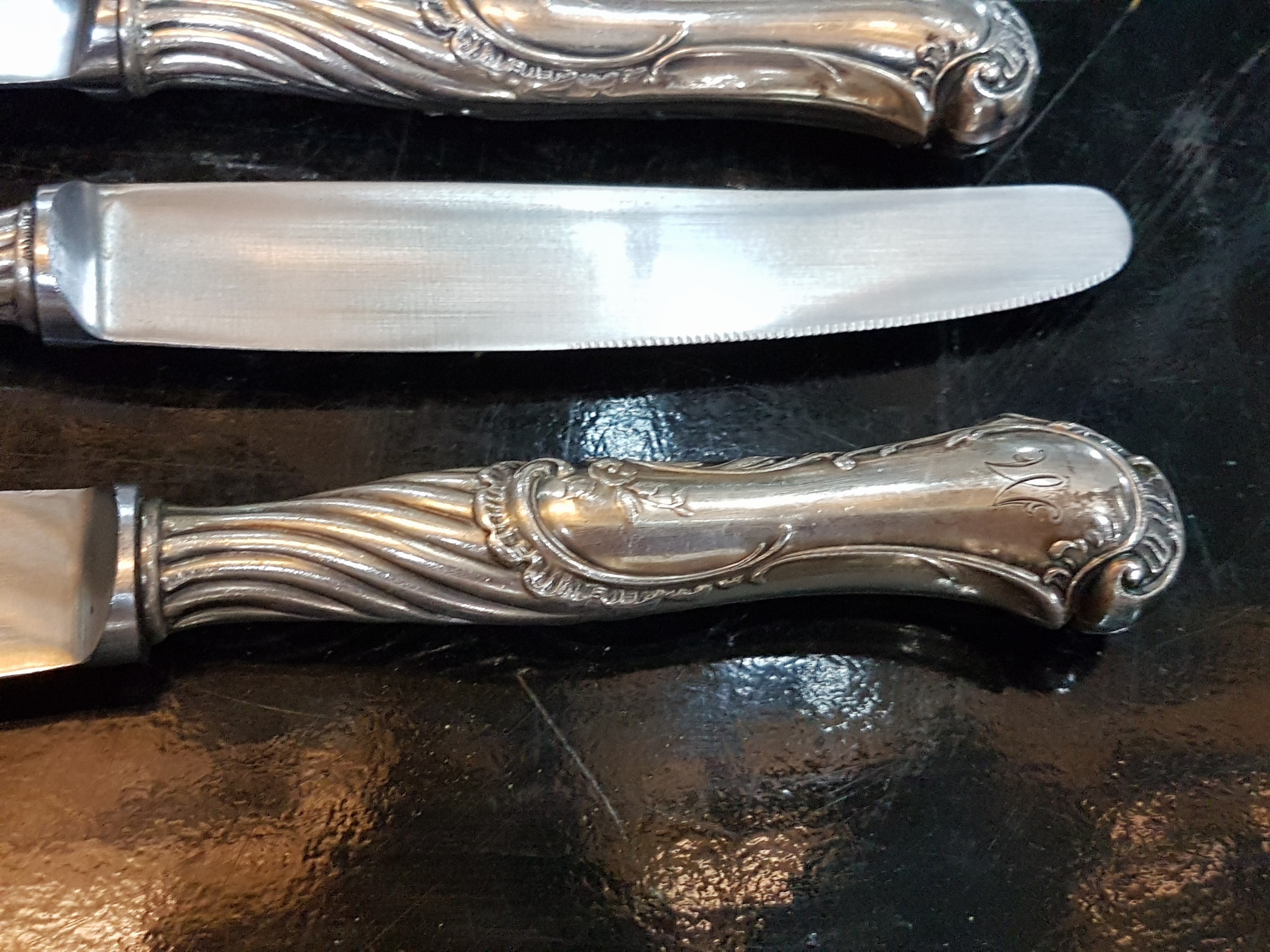 Detail k: Umfangreiches Tafelbesteck, Koch und Bergfeld, wohl um 1900, 800er Silber, Monogramm M, komplett für 12 Personen, 12 Menuemesser, 13 ...
