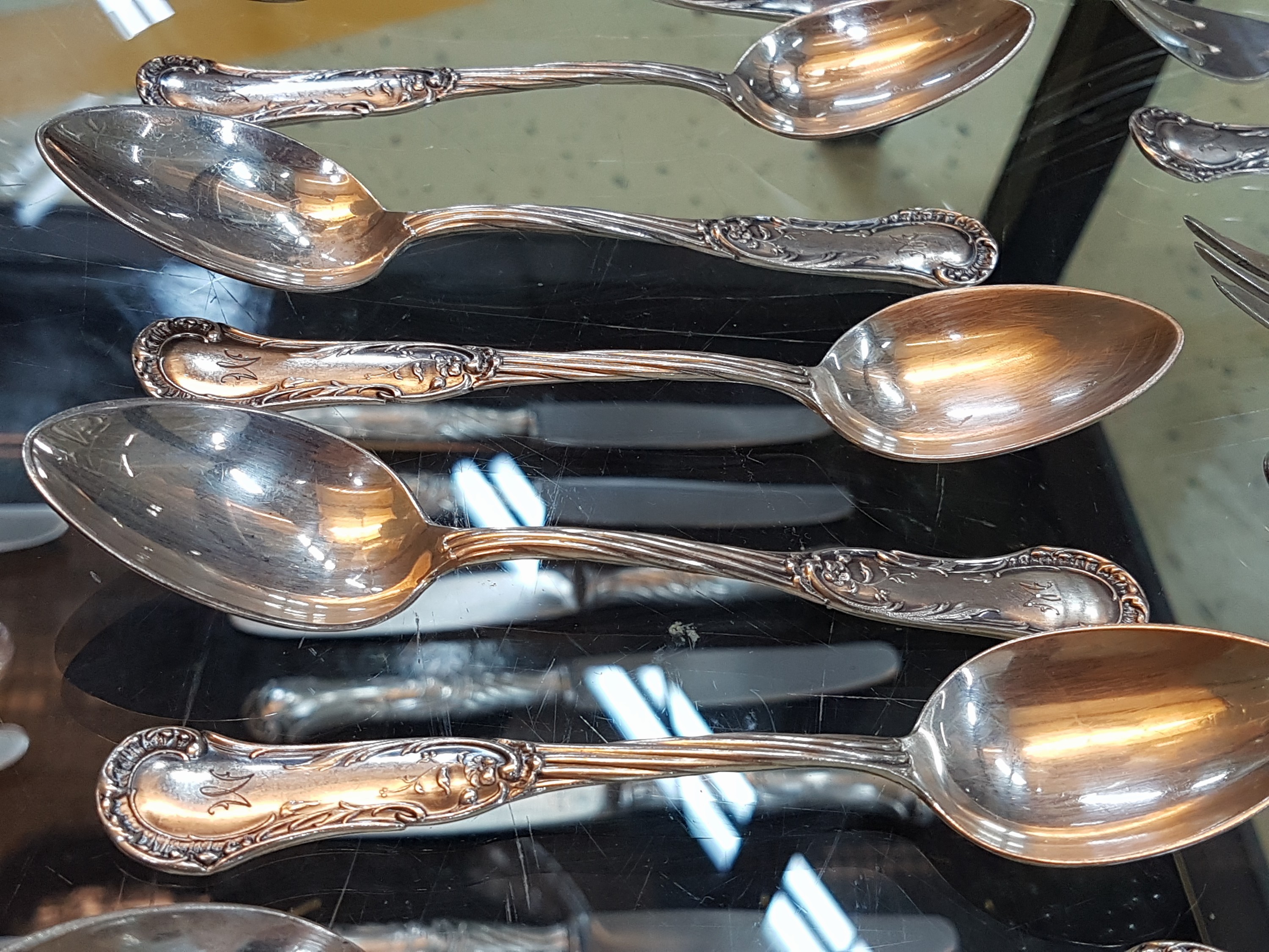 Detail l: Umfangreiches Tafelbesteck, Koch und Bergfeld, wohl um 1900, 800er Silber, Monogramm M, komplett für 12 Personen, 12 Menuemesser, 13 ...